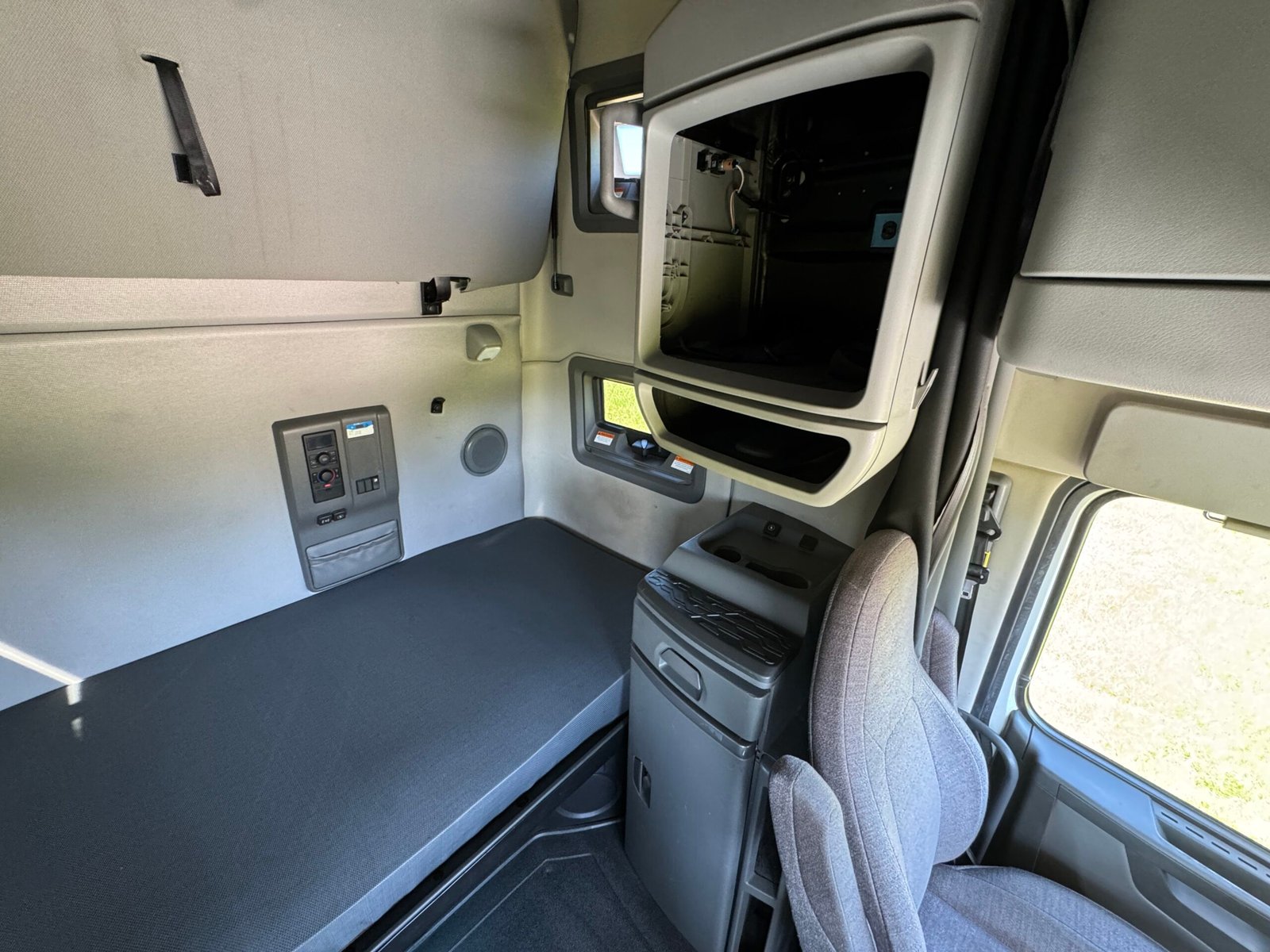 
								2022 Volvo VNL760 full									