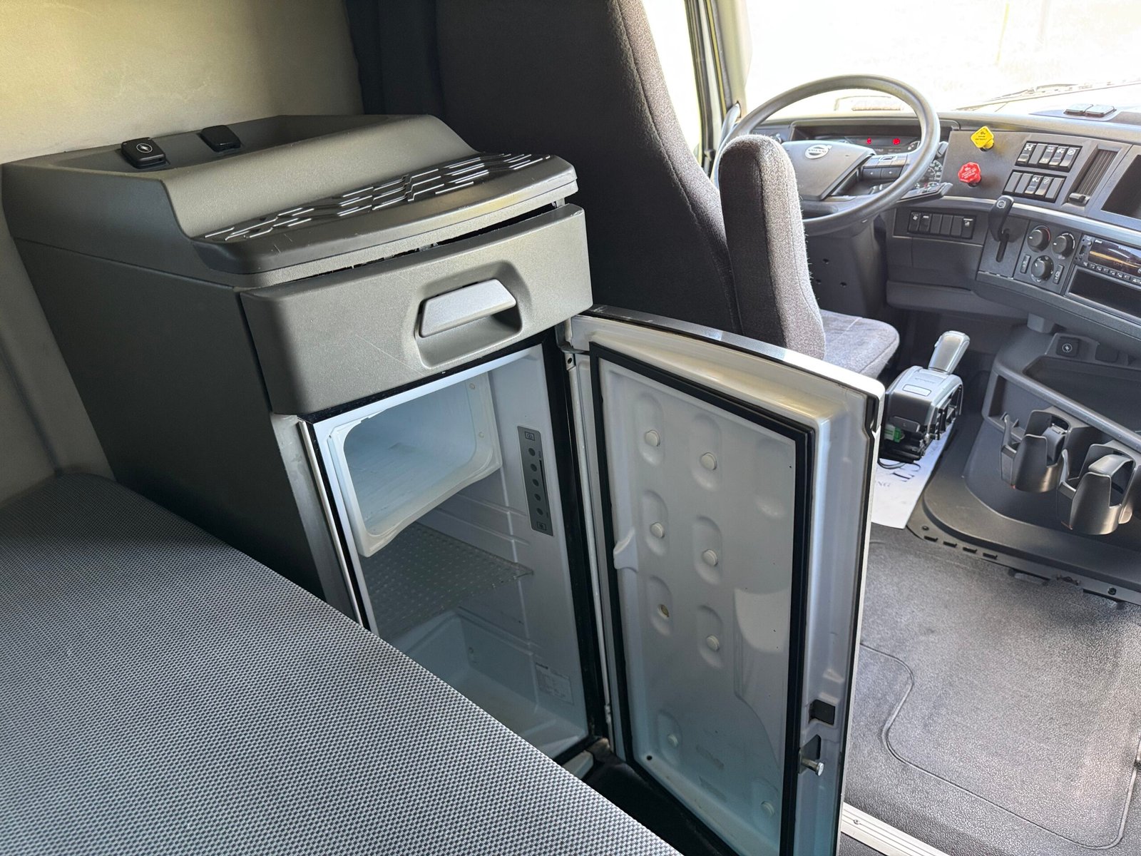 
								2022 Volvo VNL760 full									