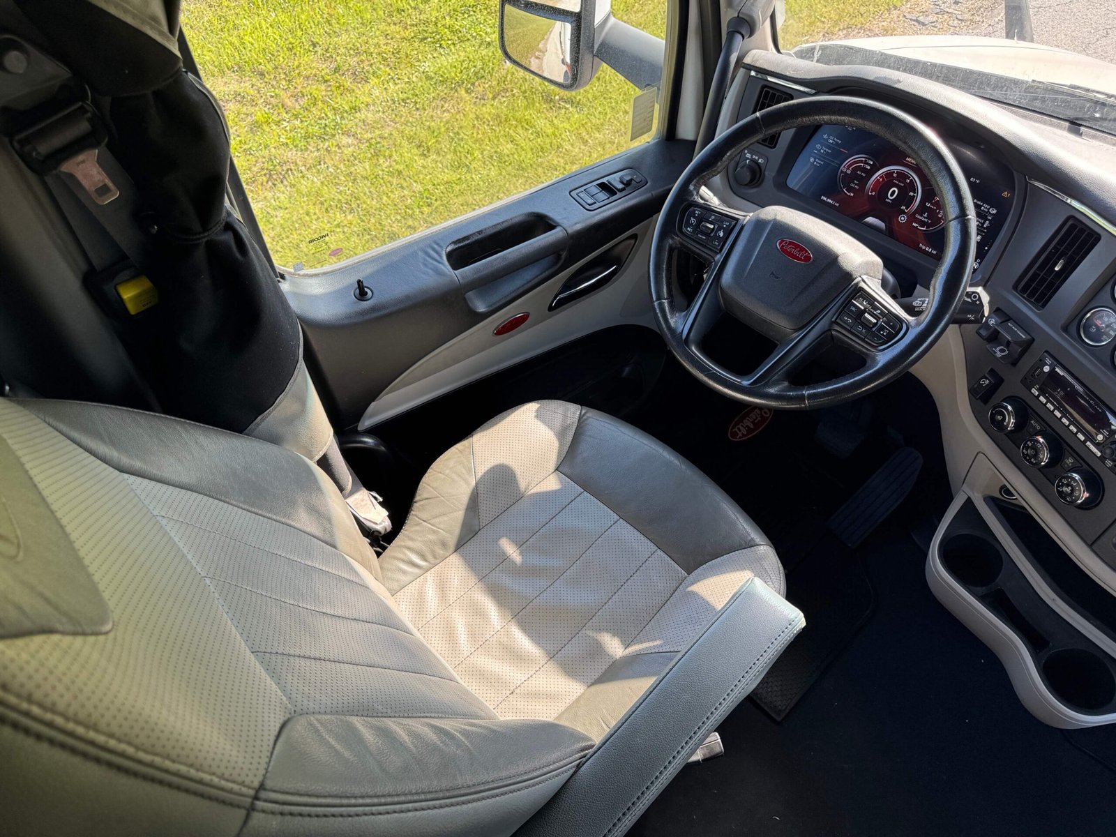 
								2023 Peterbilt 579 EPIQ full									