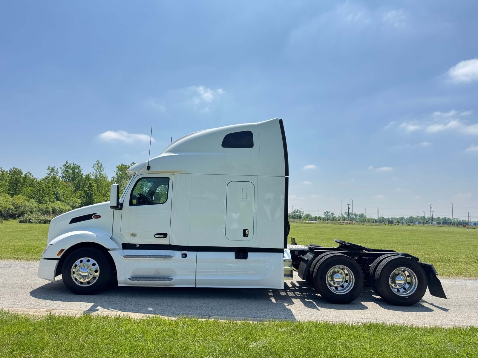 
								2022 Peterbilt 579 full									