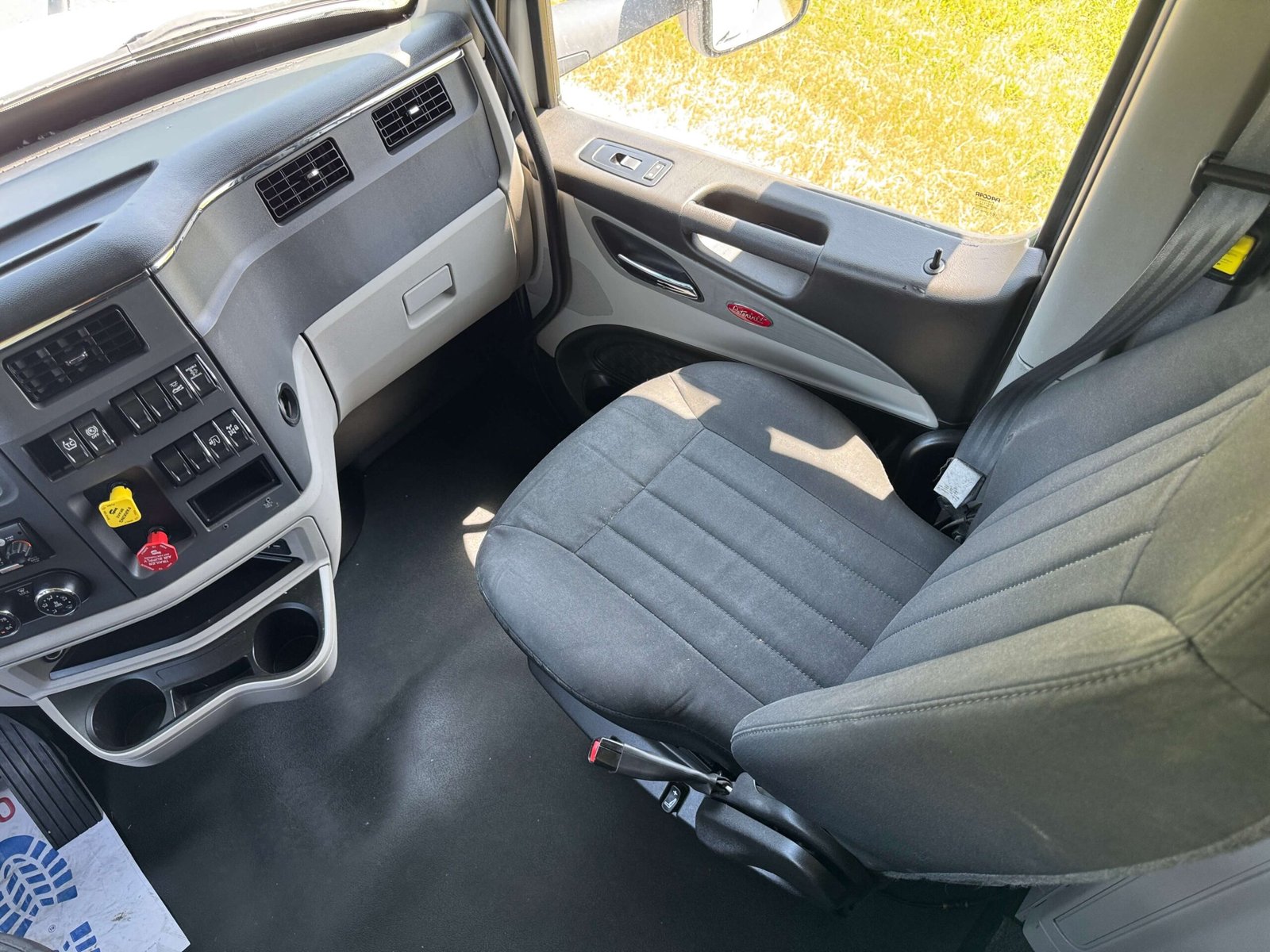
								2022 Peterbilt 579 full									