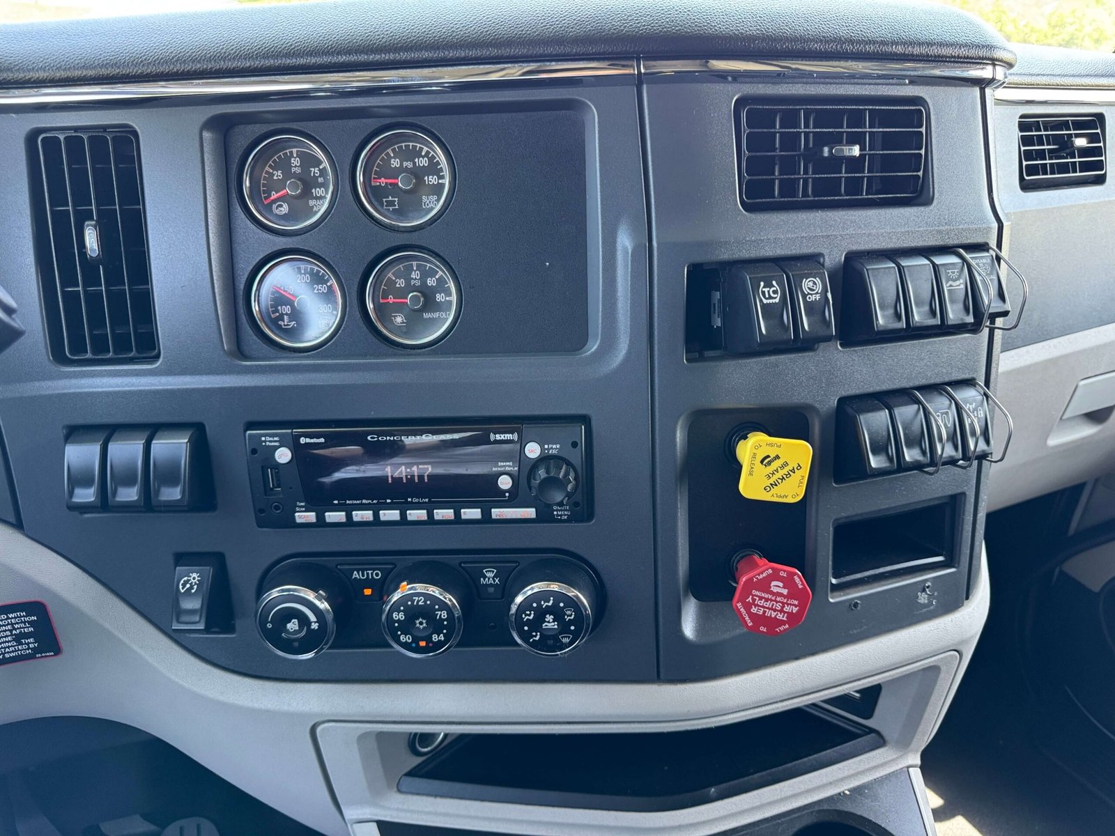 
								2022 Peterbilt 579 full									