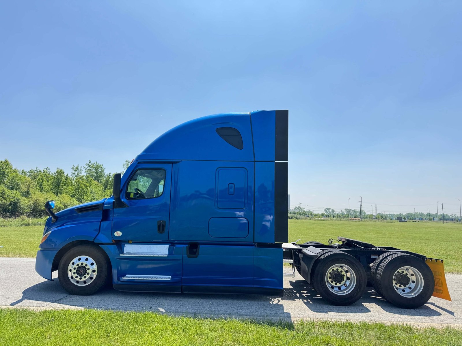 
								2022 Freightliner Cascadia full									