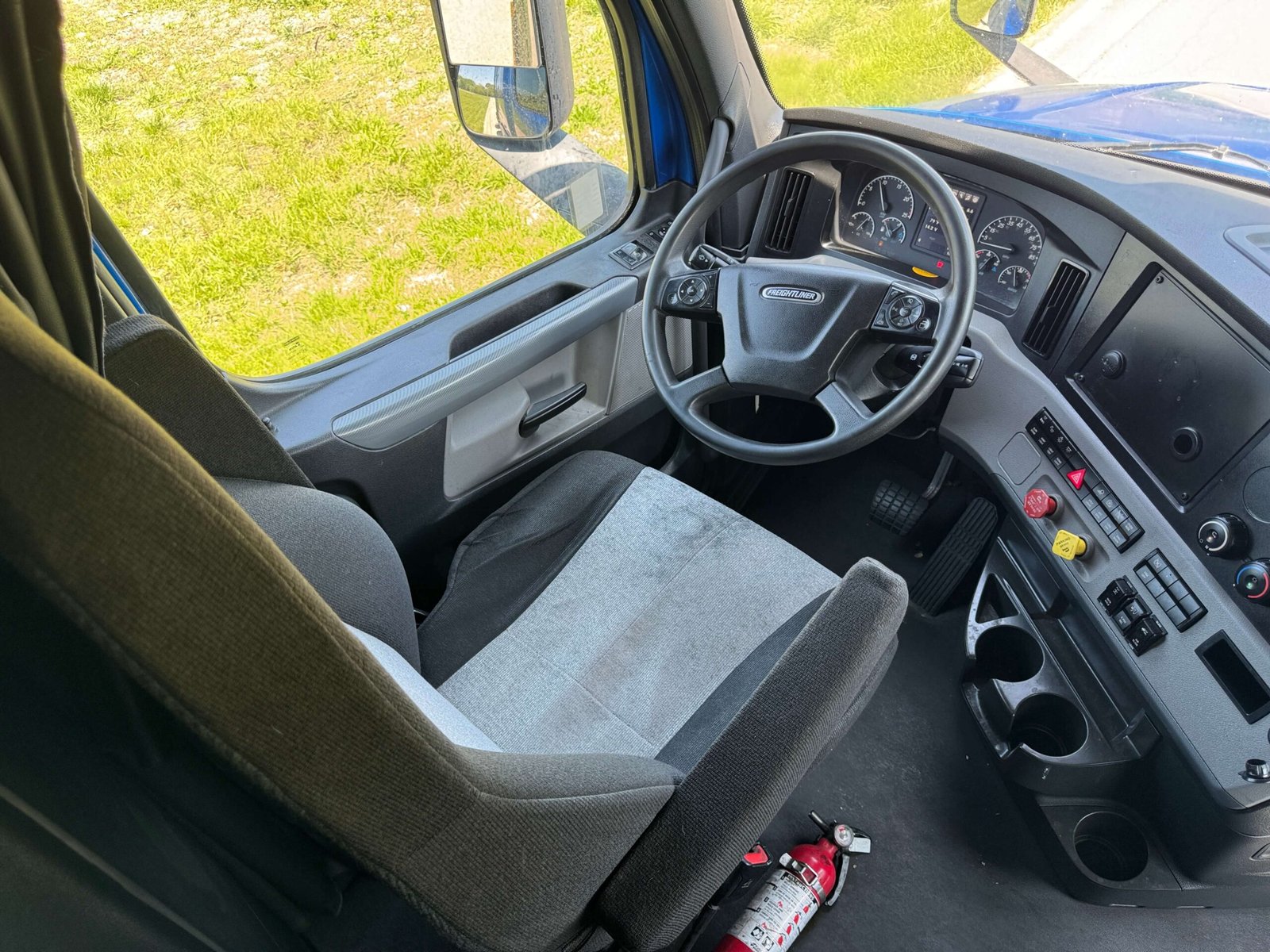 
								2022 Freightliner Cascadia full									