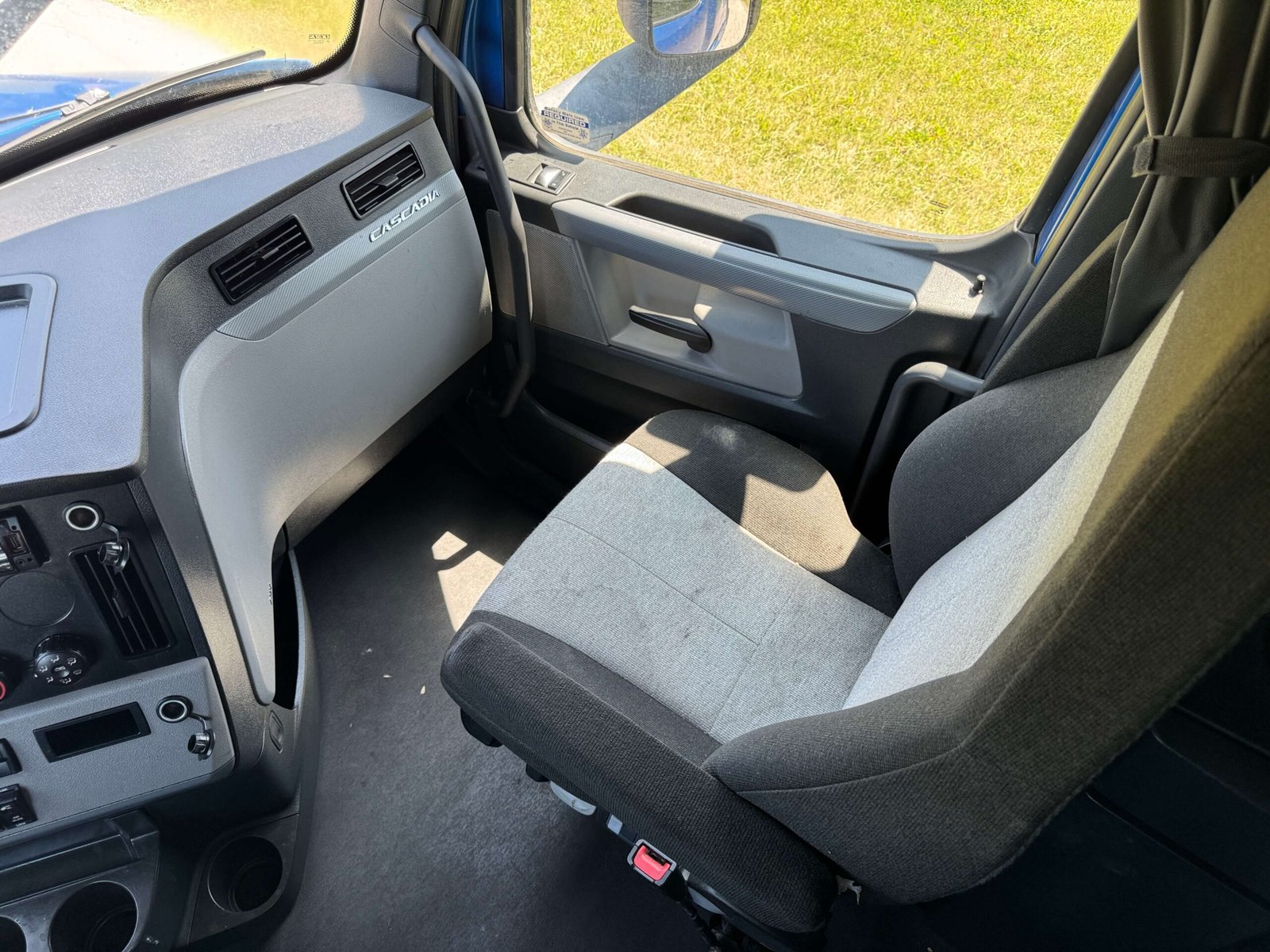 
								2022 Freightliner Cascadia full									