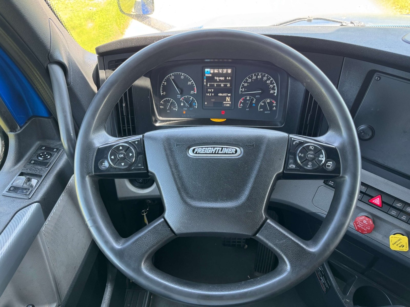 
								2022 Freightliner Cascadia full									