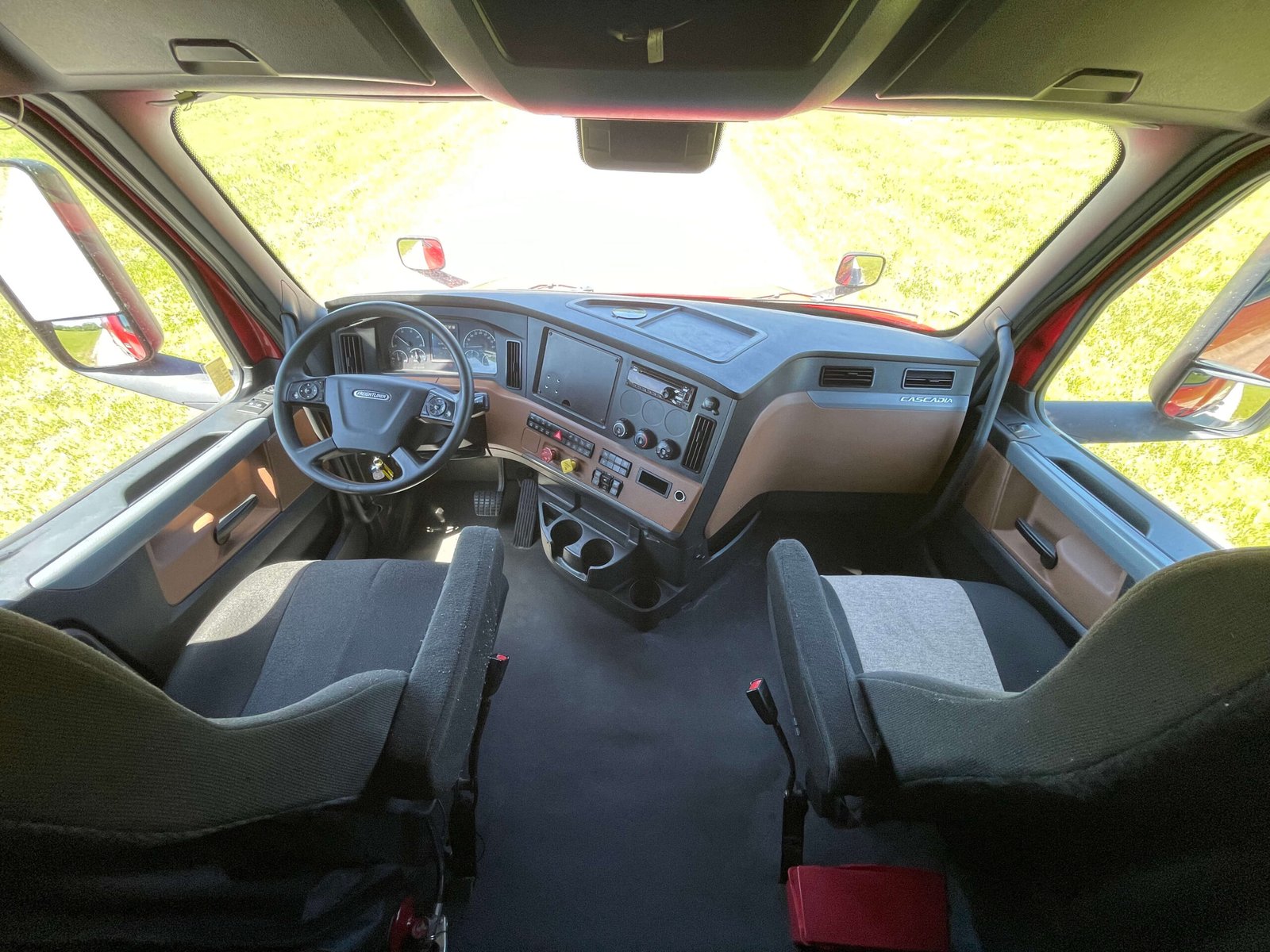 
								2021 Freightliner Cascadia full									