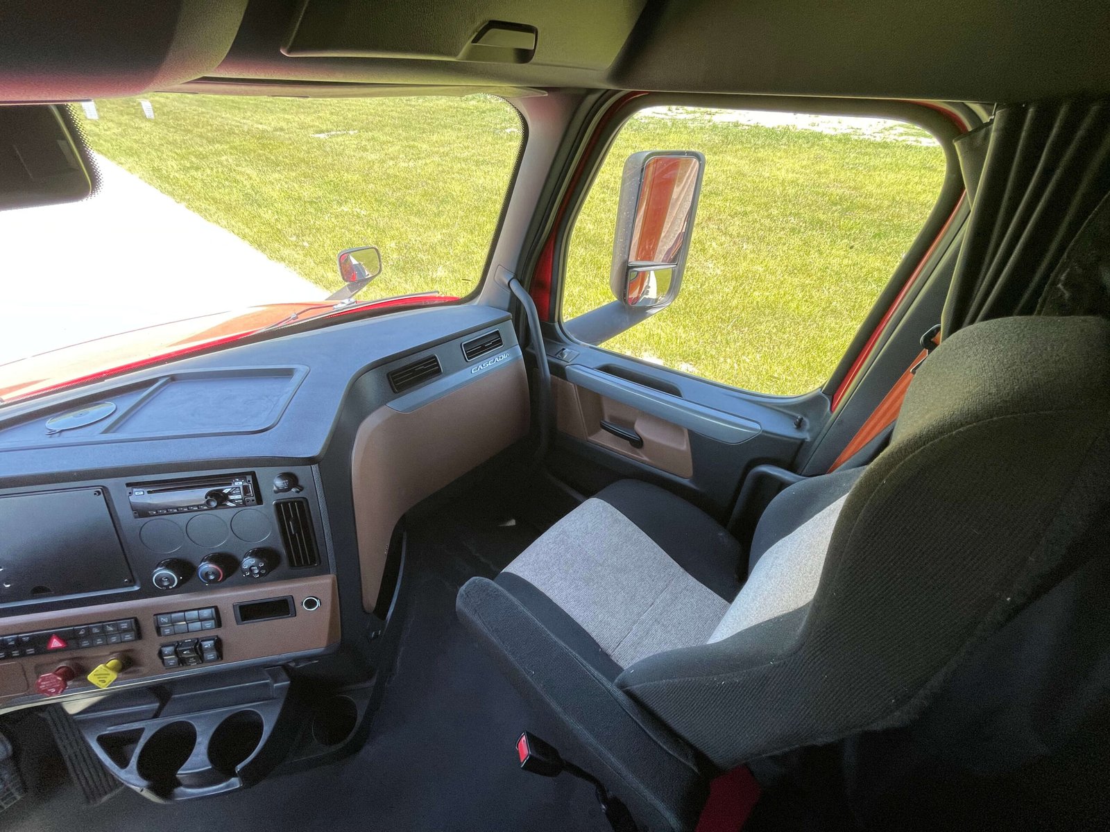 
								2021 Freightliner Cascadia full									
