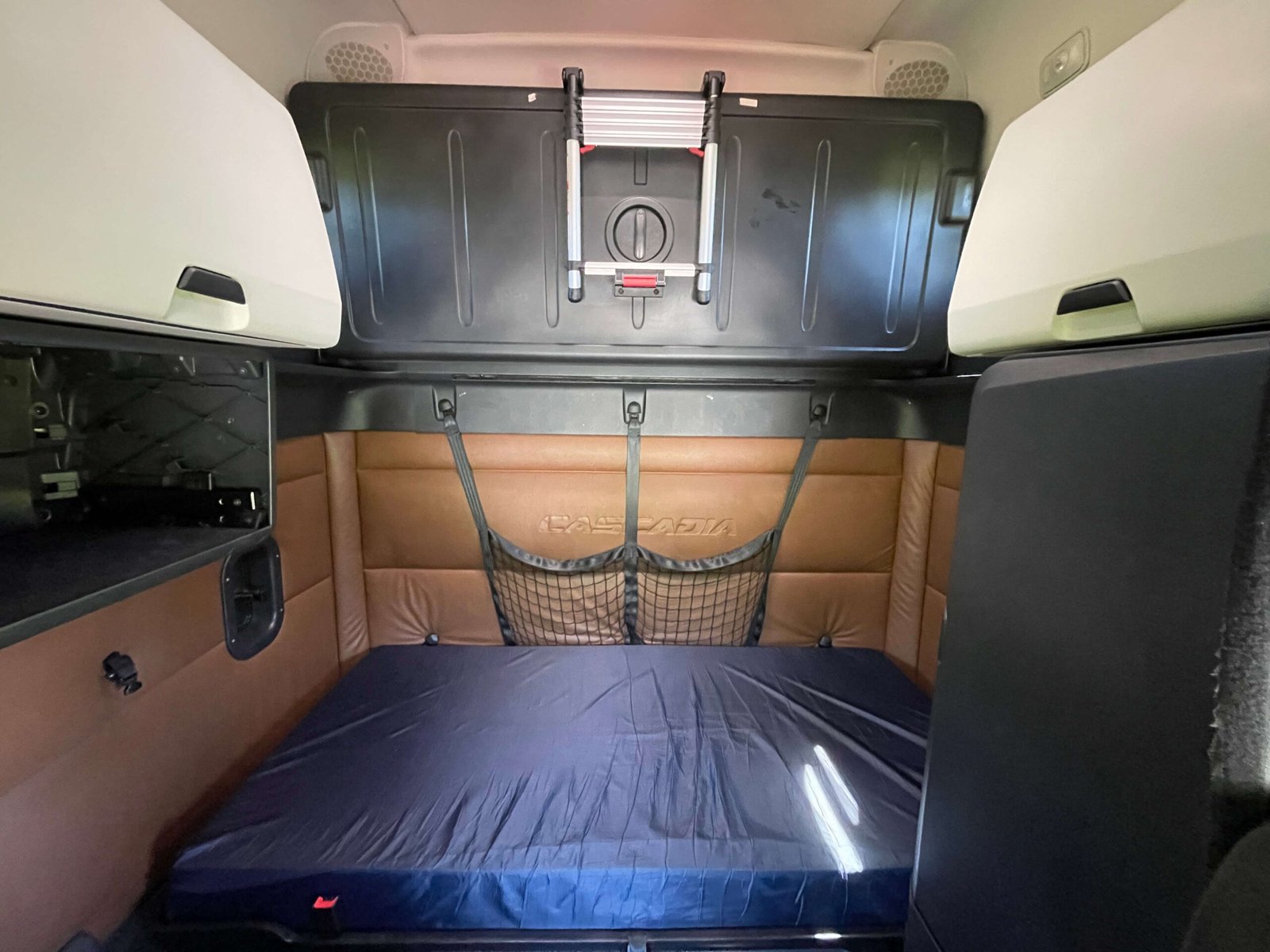 
								2021 Freightliner Cascadia full									