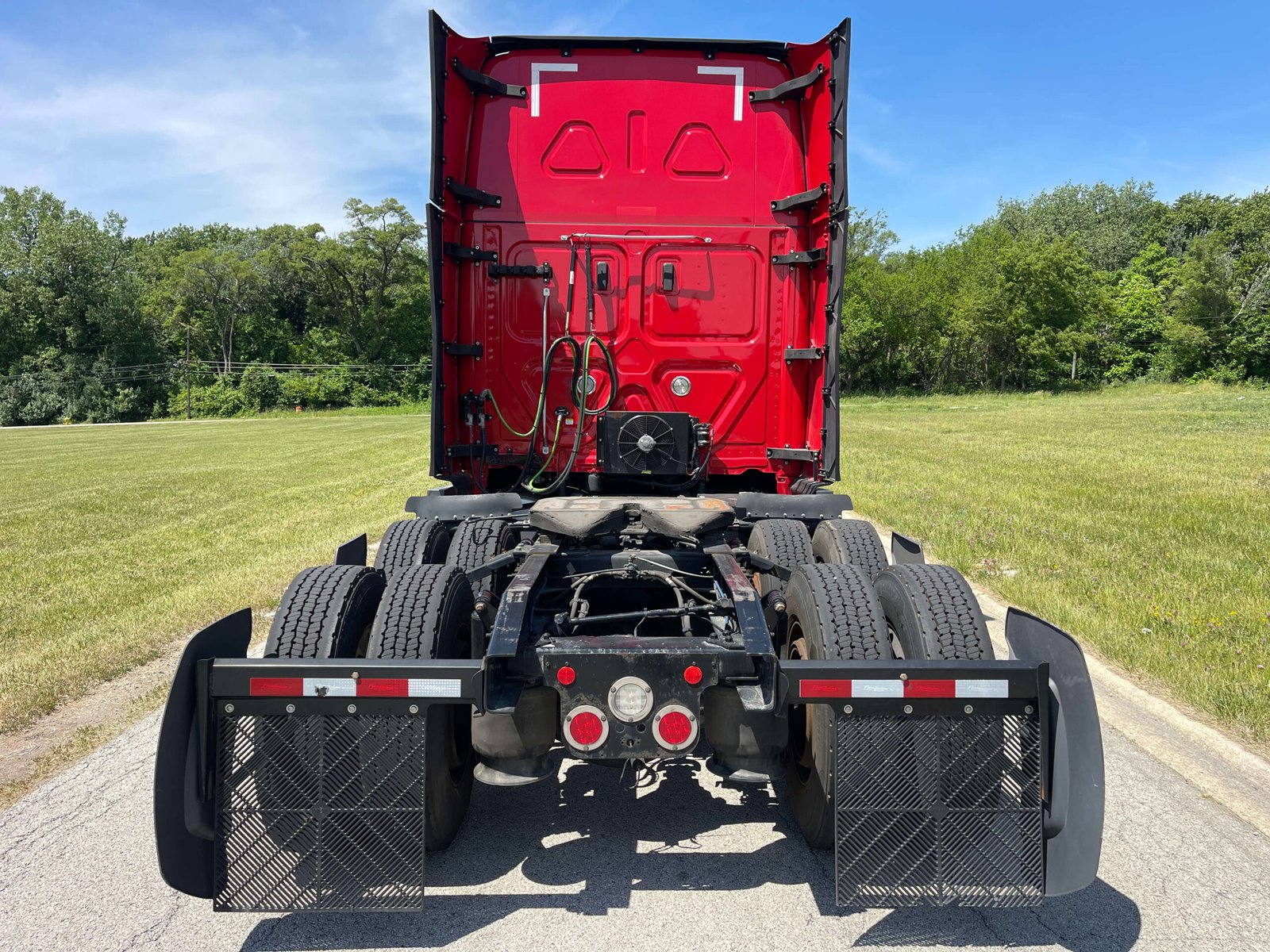 
								2022 Freightliner Cascadia full									