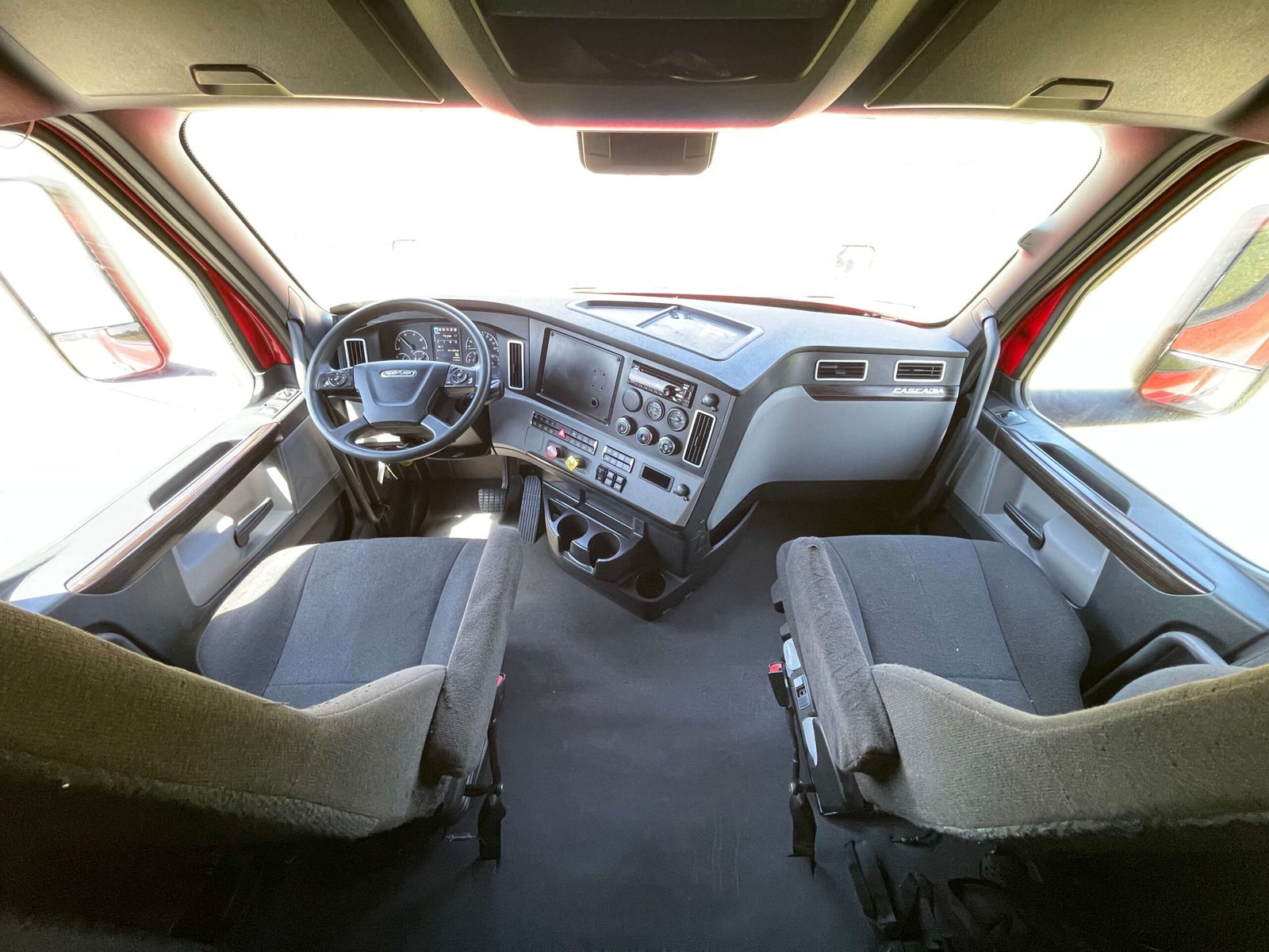 
								2022 Freightliner Cascadia full									