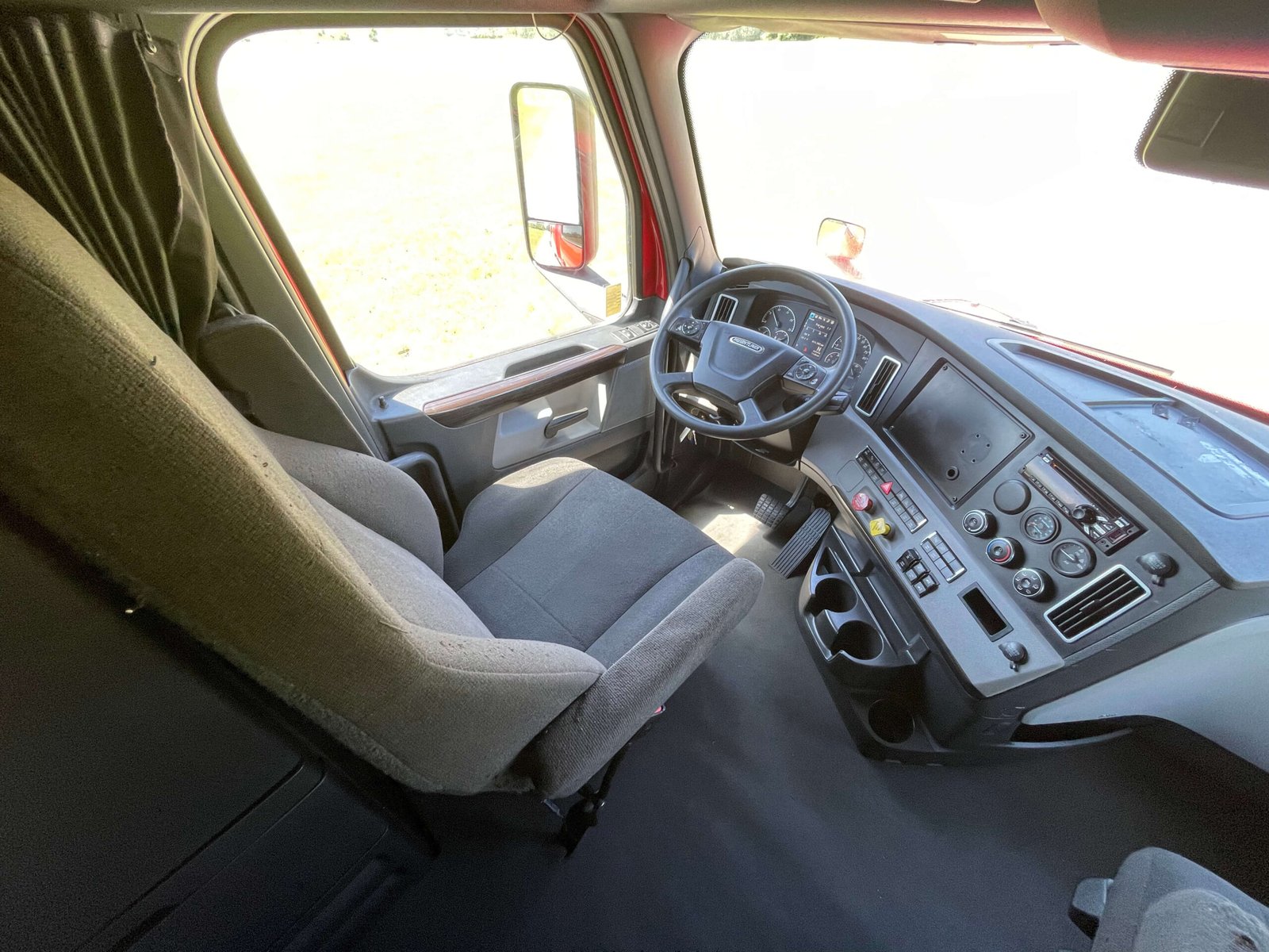 
								2022 Freightliner Cascadia full									