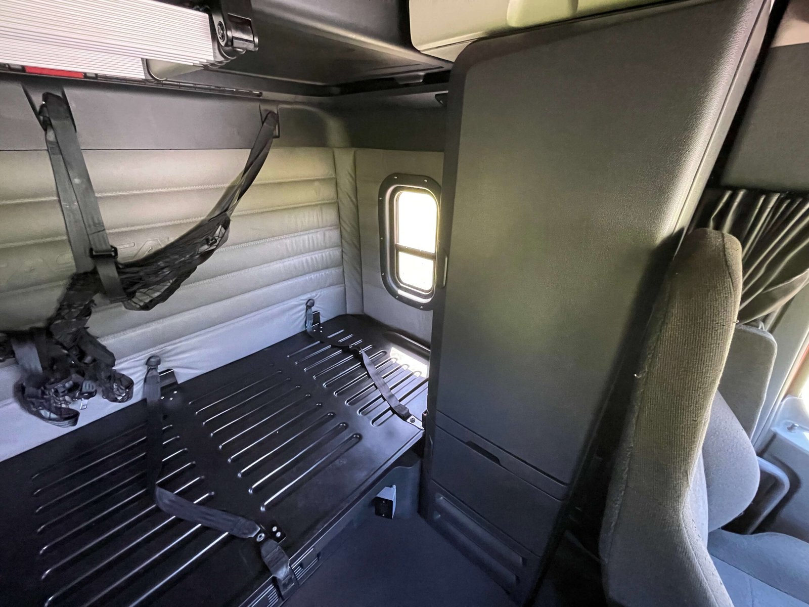 
								2022 Freightliner Cascadia full									