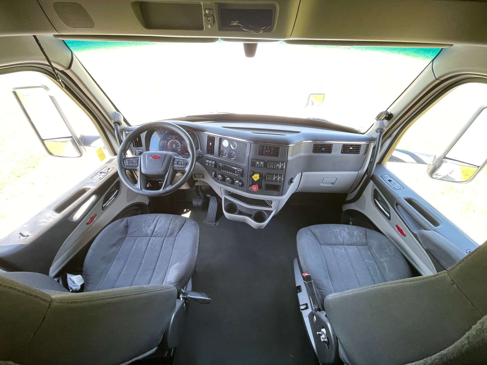 
								2022 Peterbilt 579 full									