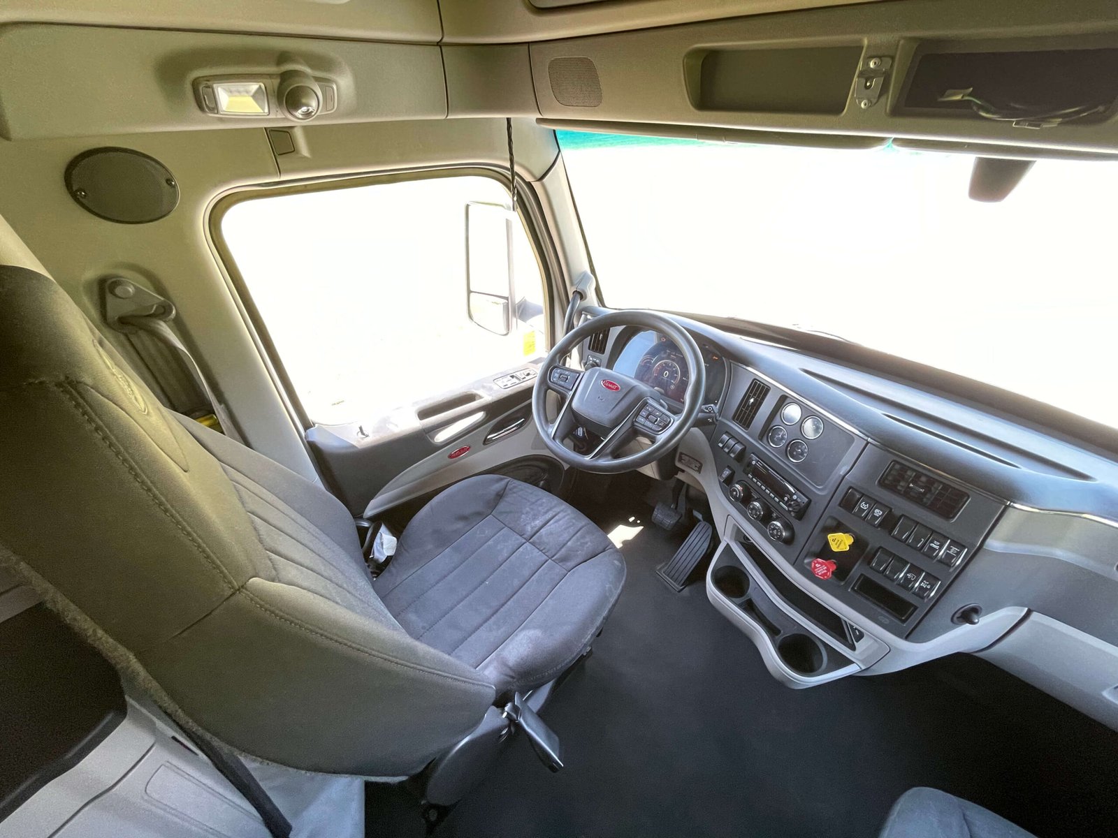
								2022 Peterbilt 579 full									