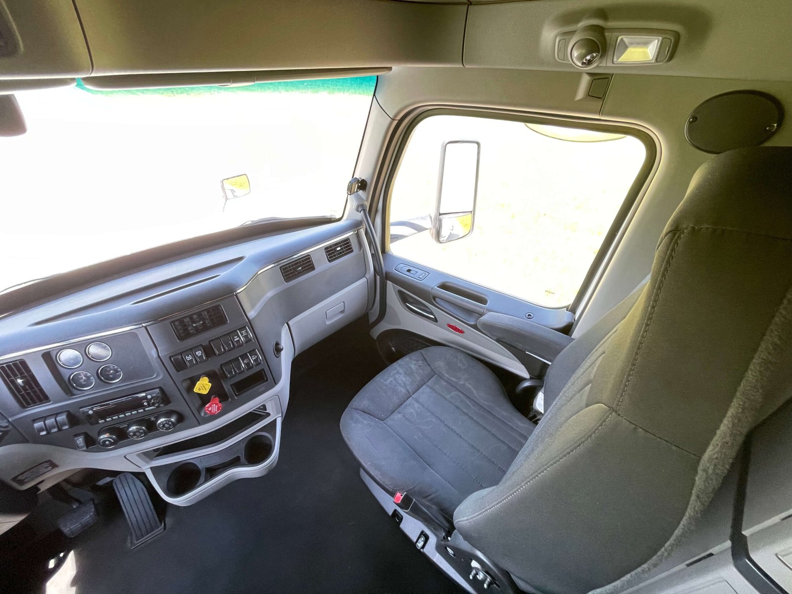
								2022 Peterbilt 579 full									
