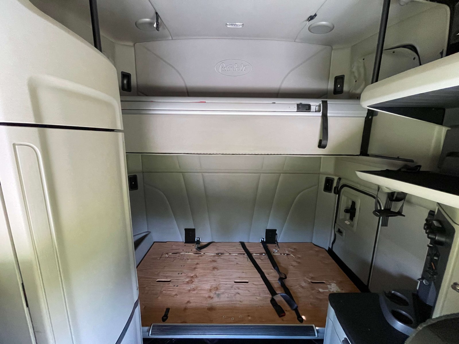 
								2022 Peterbilt 579 full									