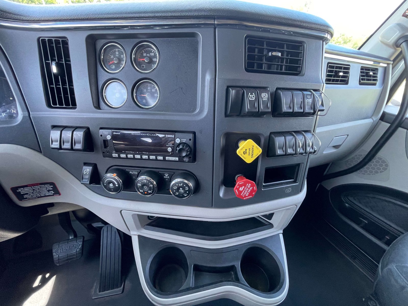 
								2022 Peterbilt 579 full									