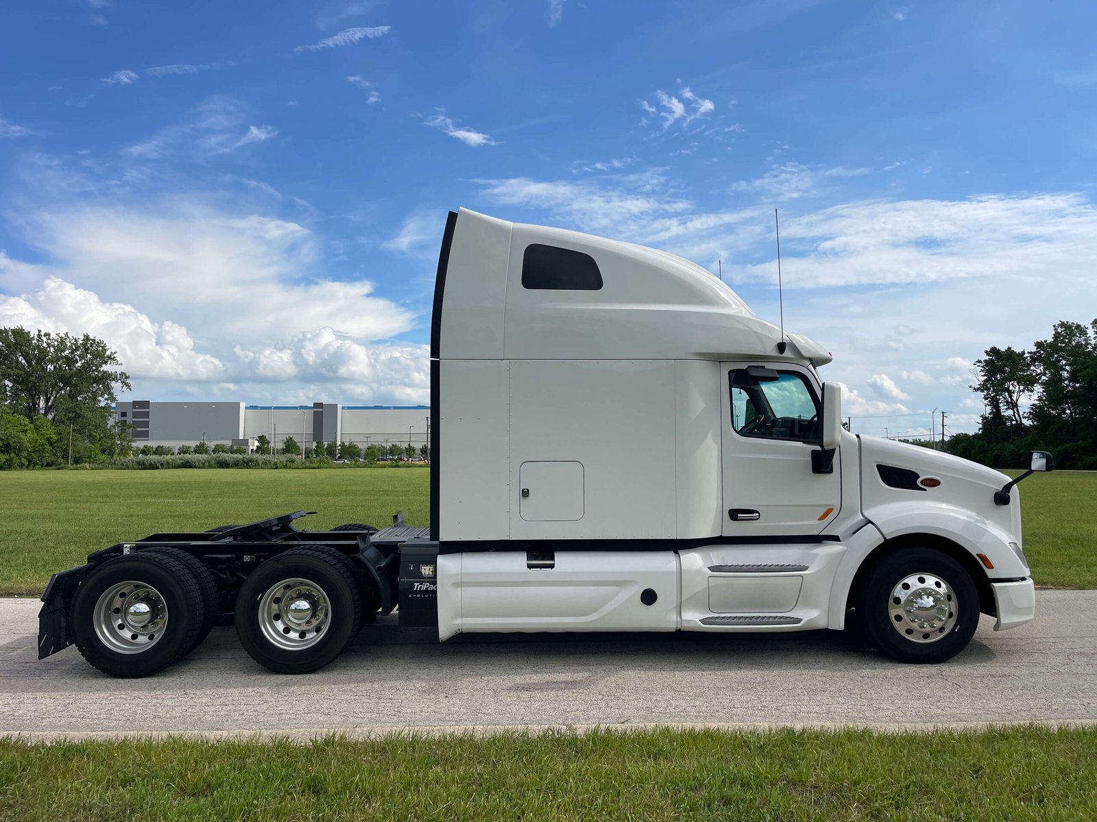 
								2022 Peterbilt 579 full									