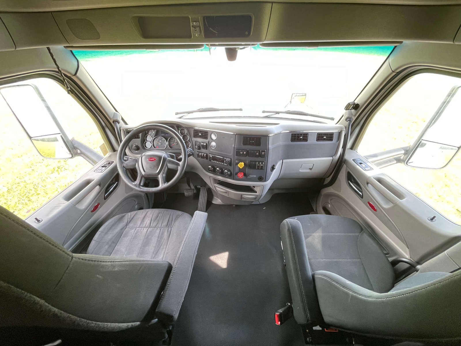 
								2022 Peterbilt 579 full									