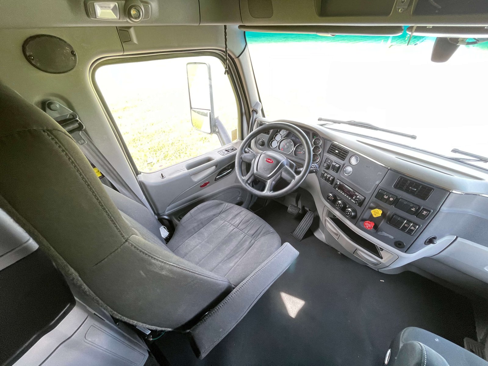 
								2022 Peterbilt 579 full									