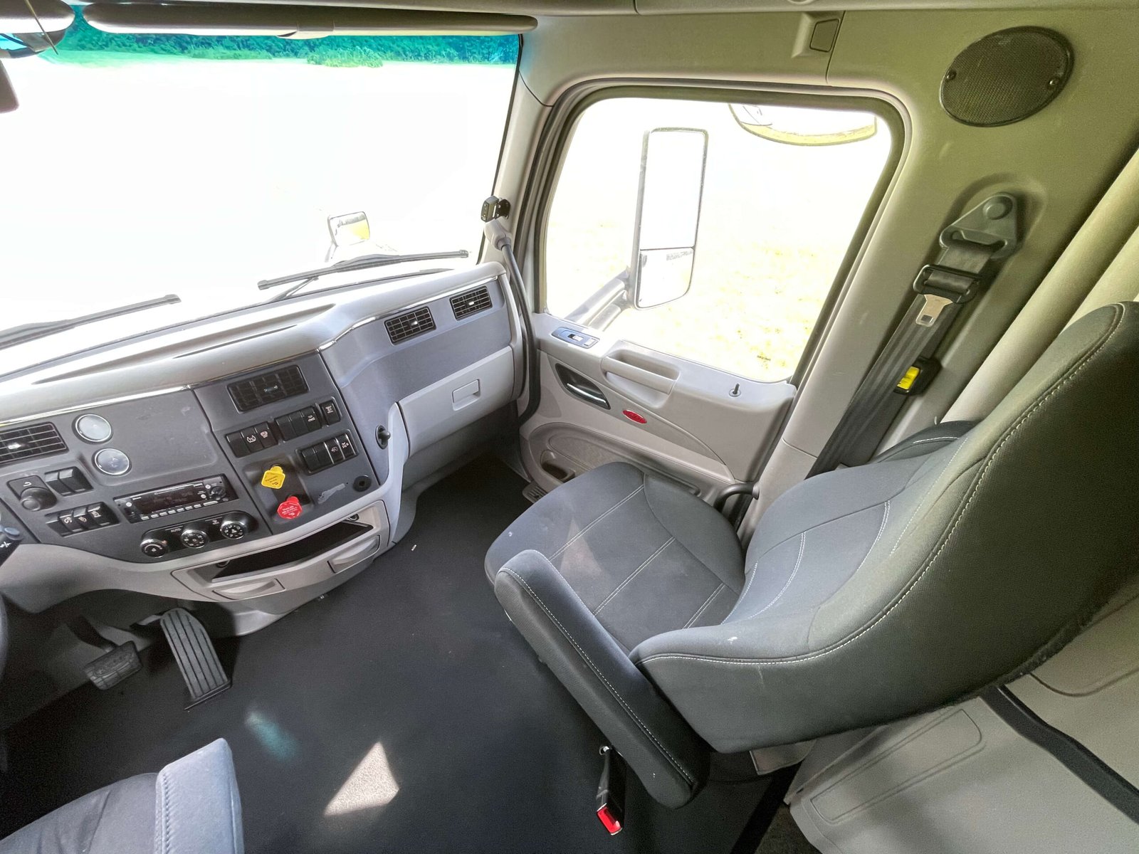 
								2022 Peterbilt 579 full									
