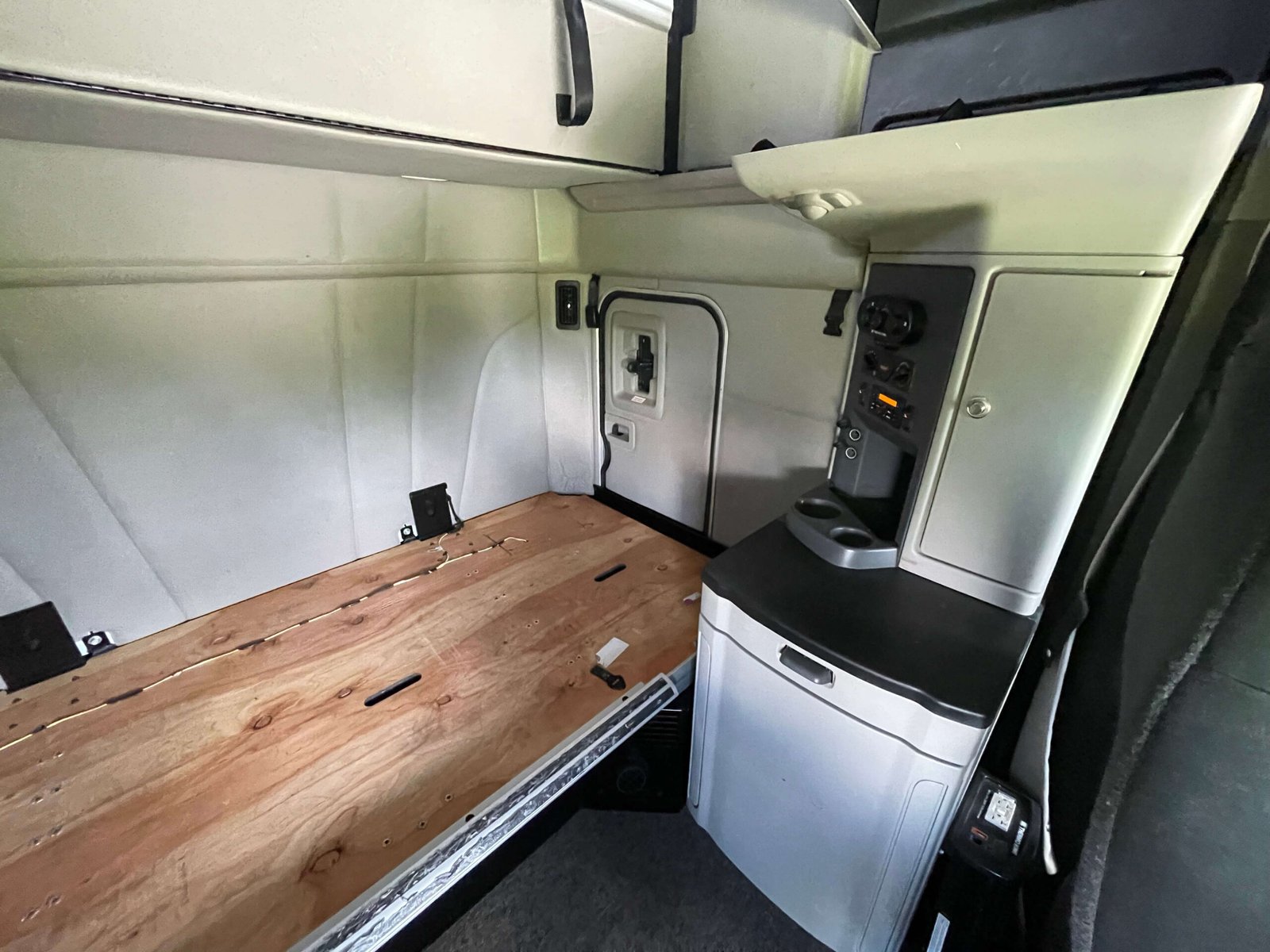 
								2022 Peterbilt 579 full									