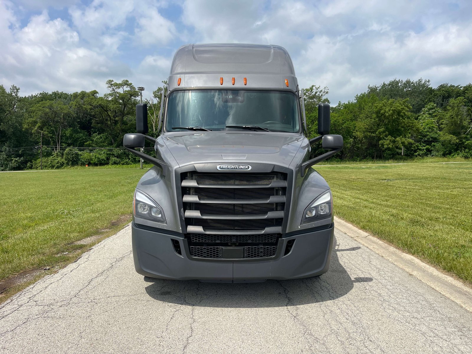 
								2022 Freightliner Cascadia full									