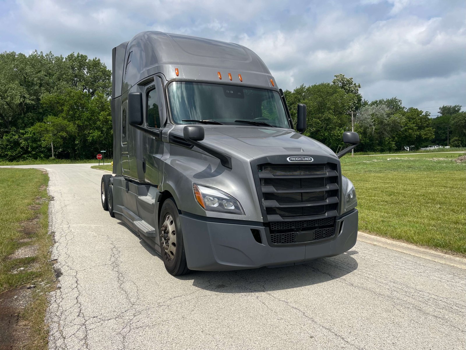 
								2022 Freightliner Cascadia full									