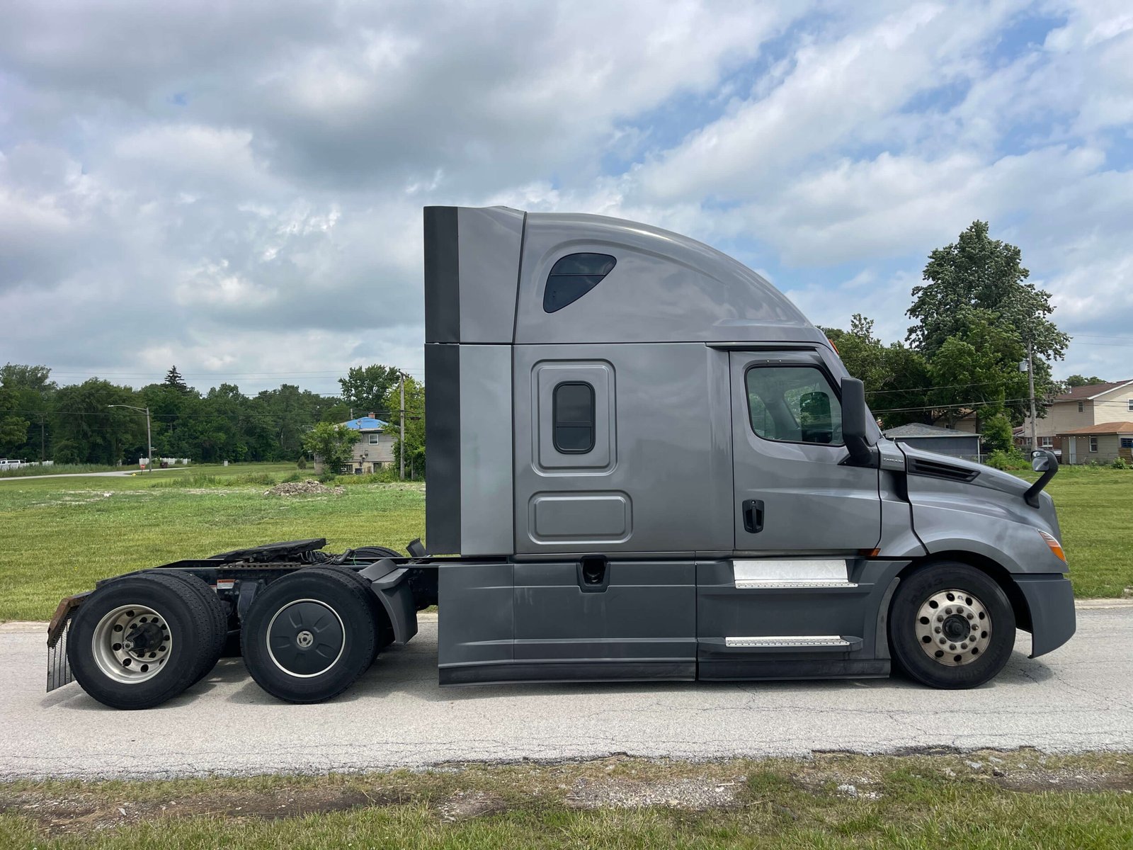 
								2022 Freightliner Cascadia full									