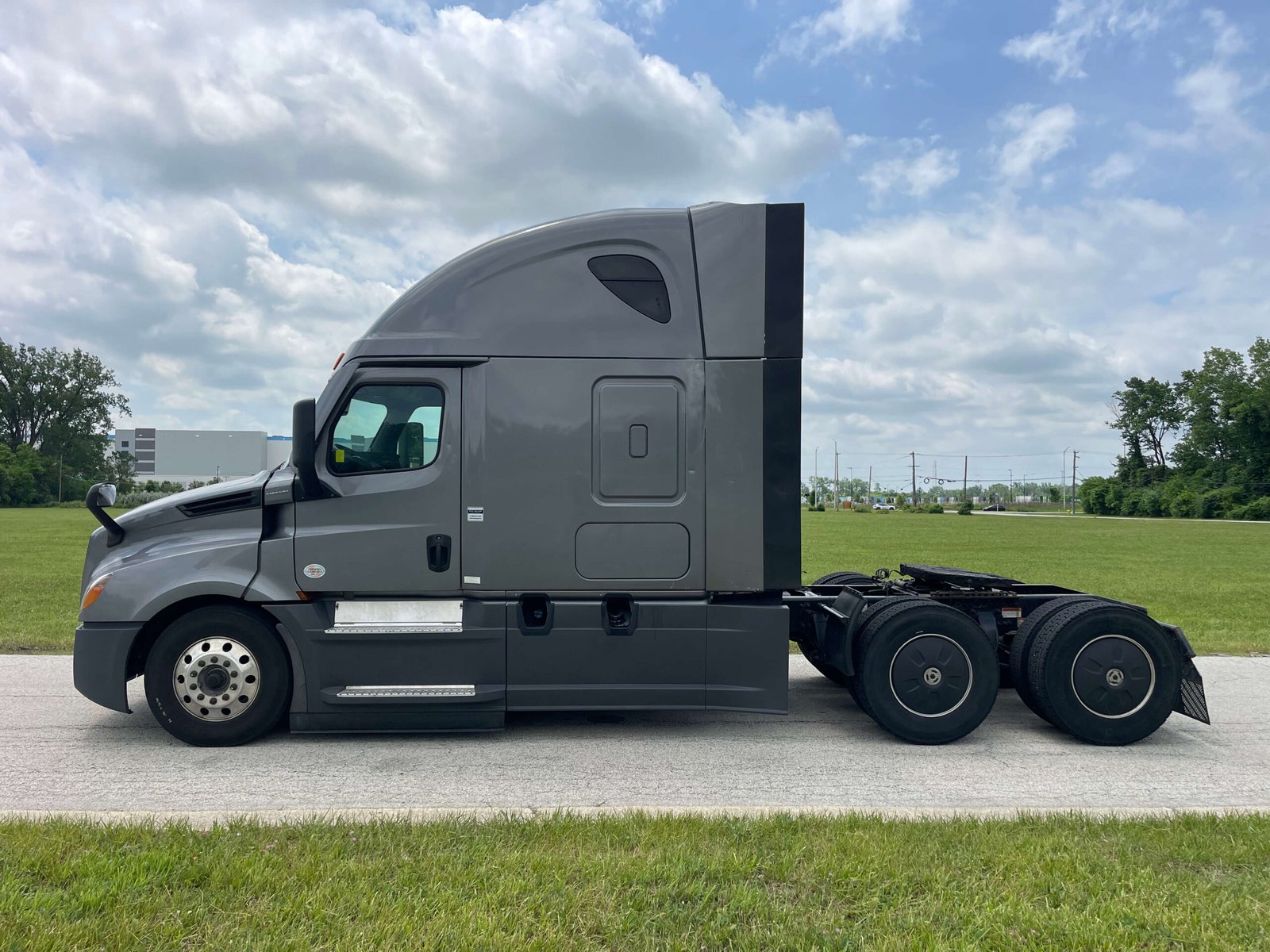 
								2022 Freightliner Cascadia full									
