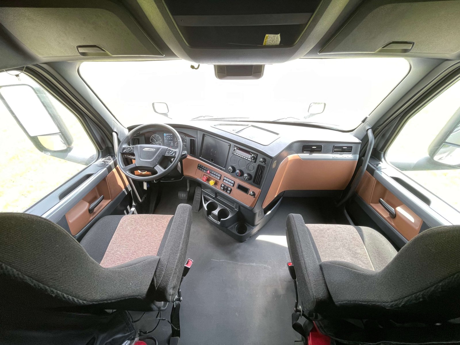 
								2022 Freightliner Cascadia full									