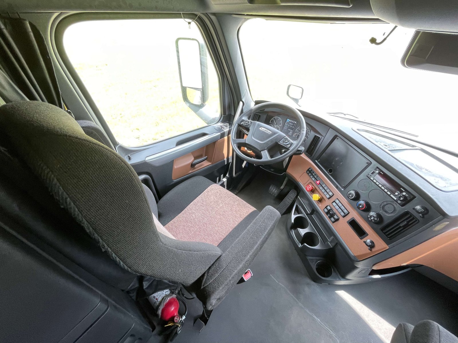 
								2022 Freightliner Cascadia full									