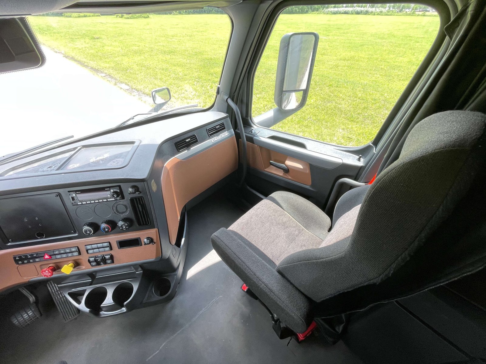 
								2022 Freightliner Cascadia full									