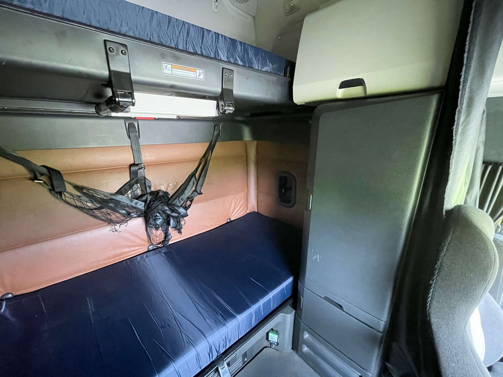 
								2022 Freightliner Cascadia full									