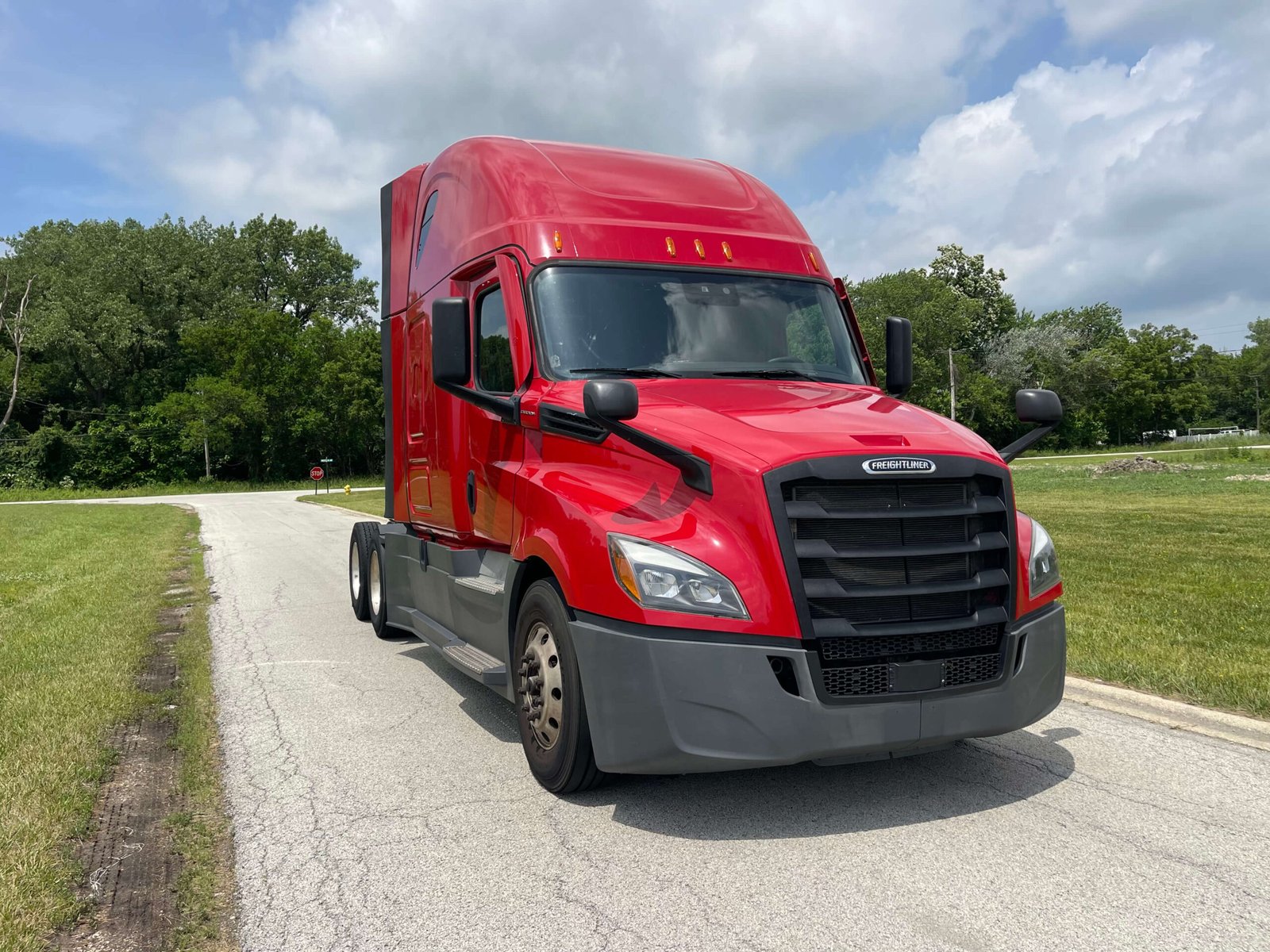 
								2023 Freightliner Cascadia full									
