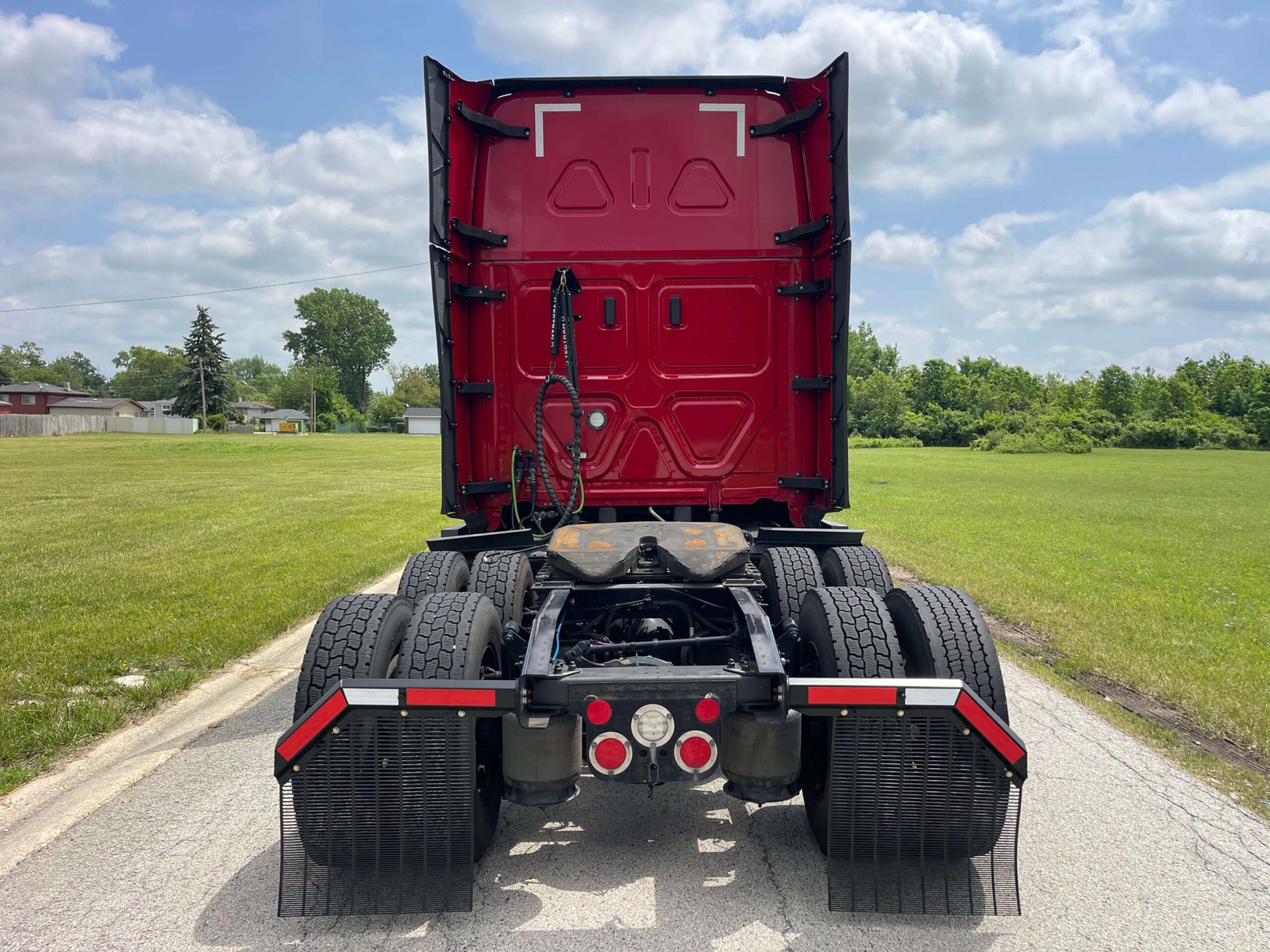 
								2023 Freightliner Cascadia full									