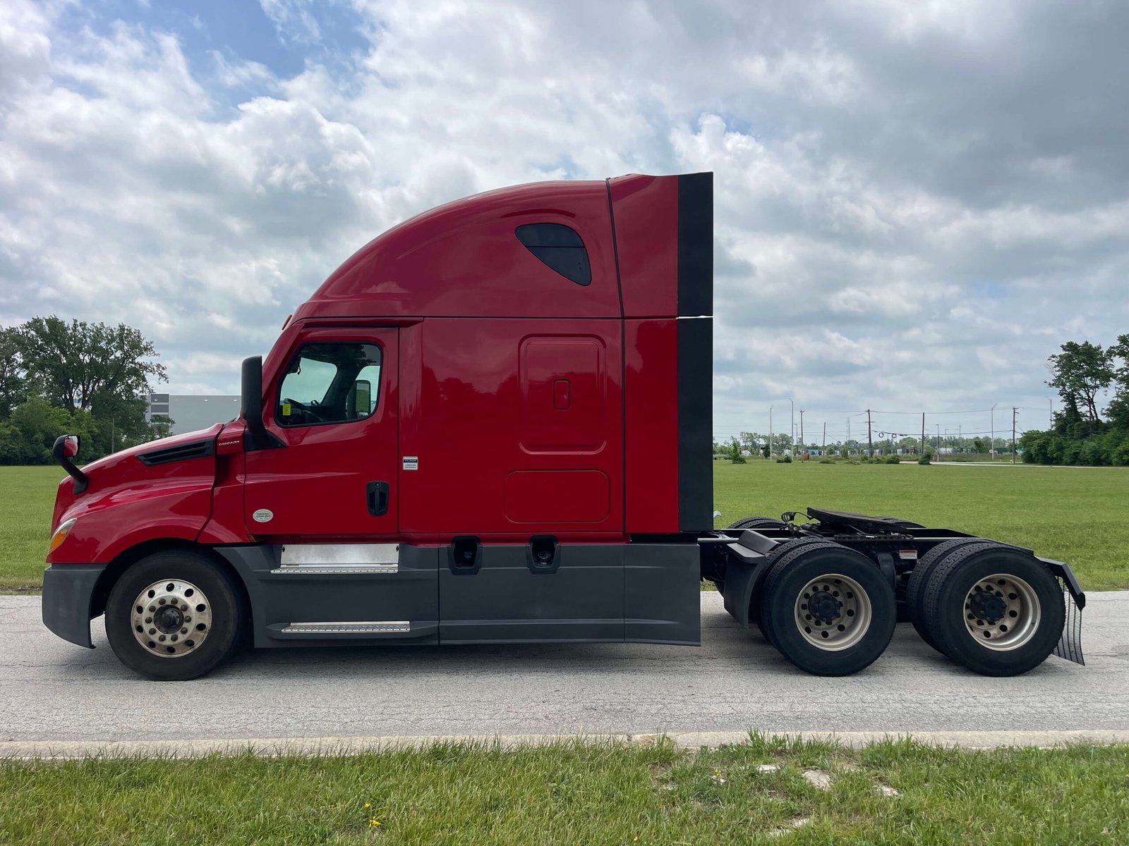 
								2023 Freightliner Cascadia full									