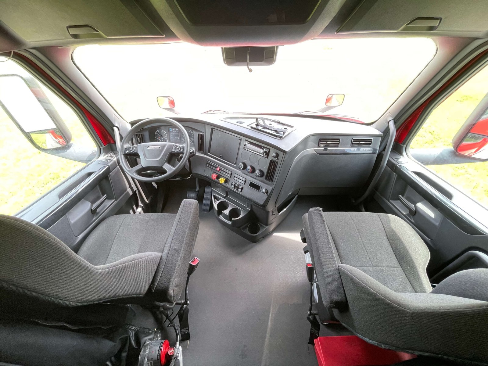 
								2023 Freightliner Cascadia full									