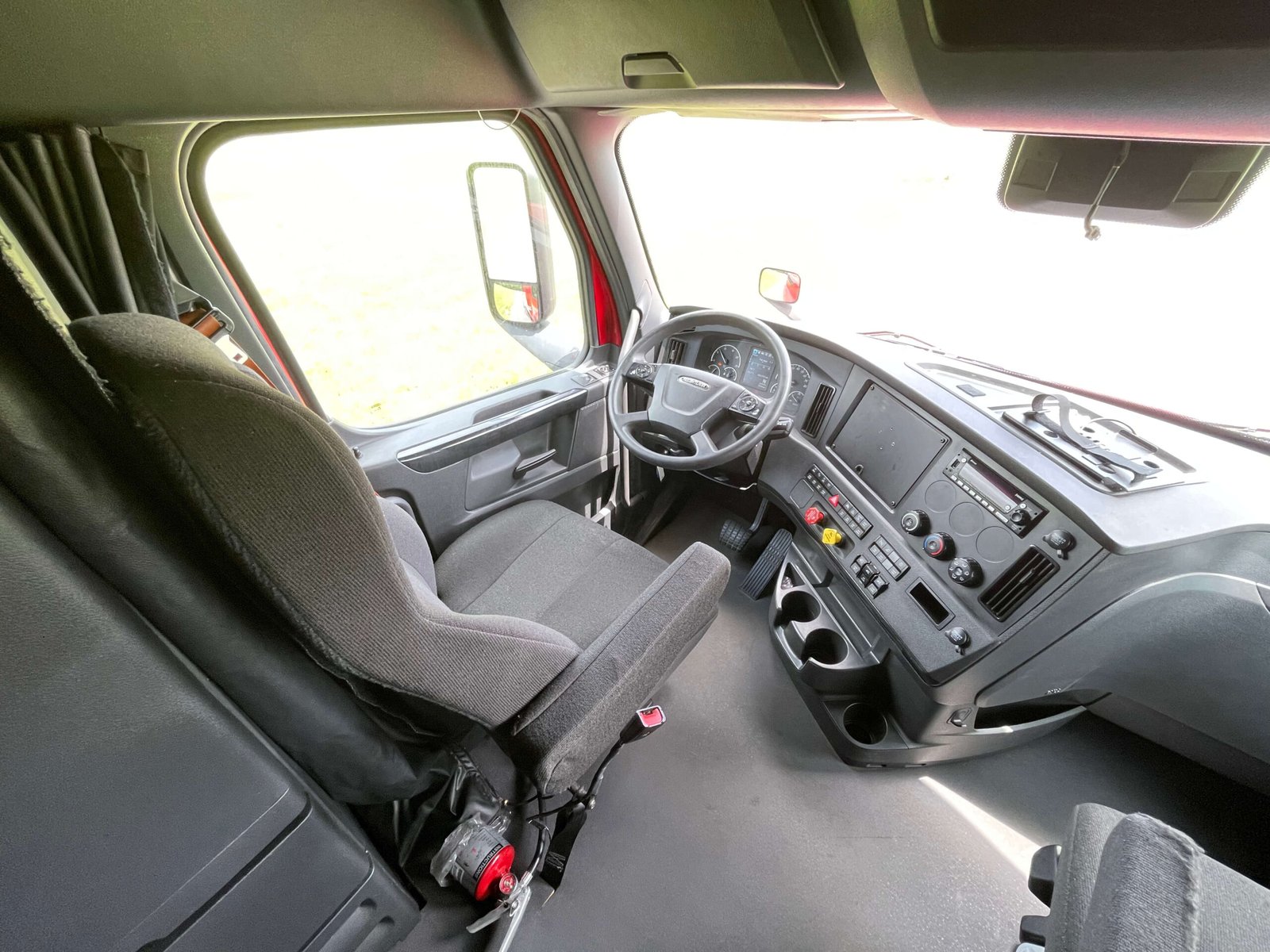 
								2023 Freightliner Cascadia full									