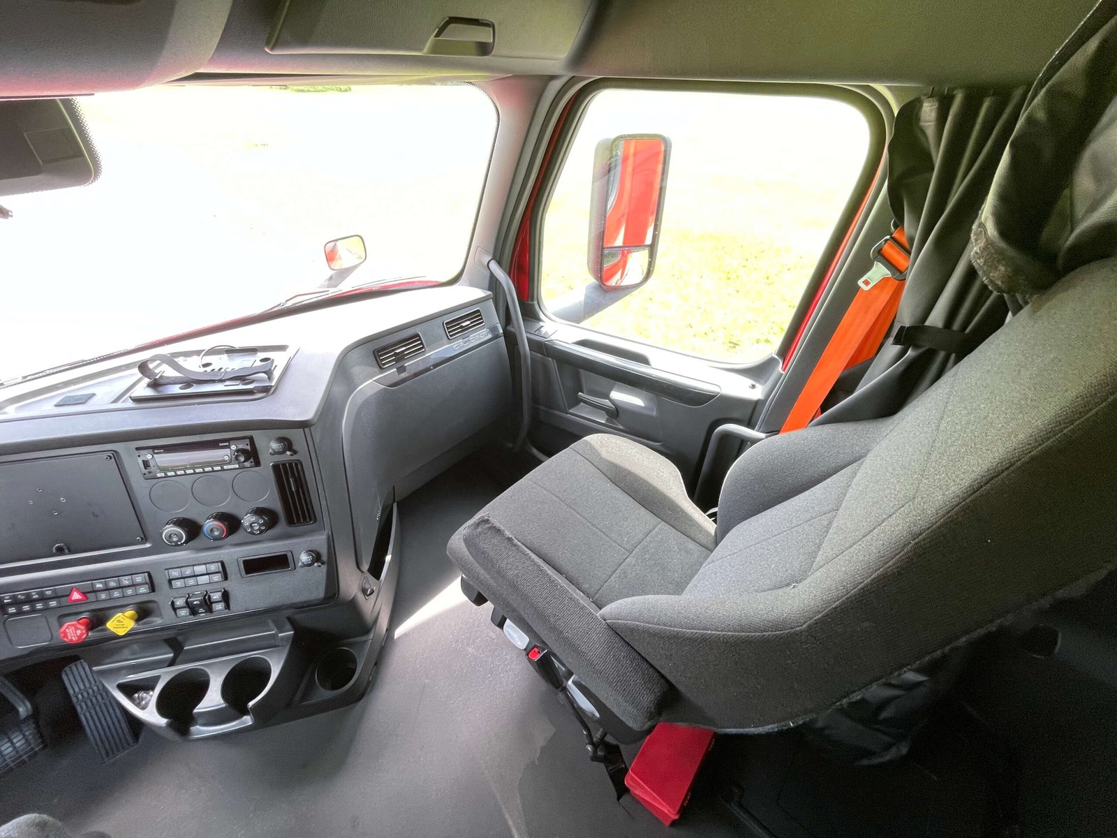 
								2023 Freightliner Cascadia full									