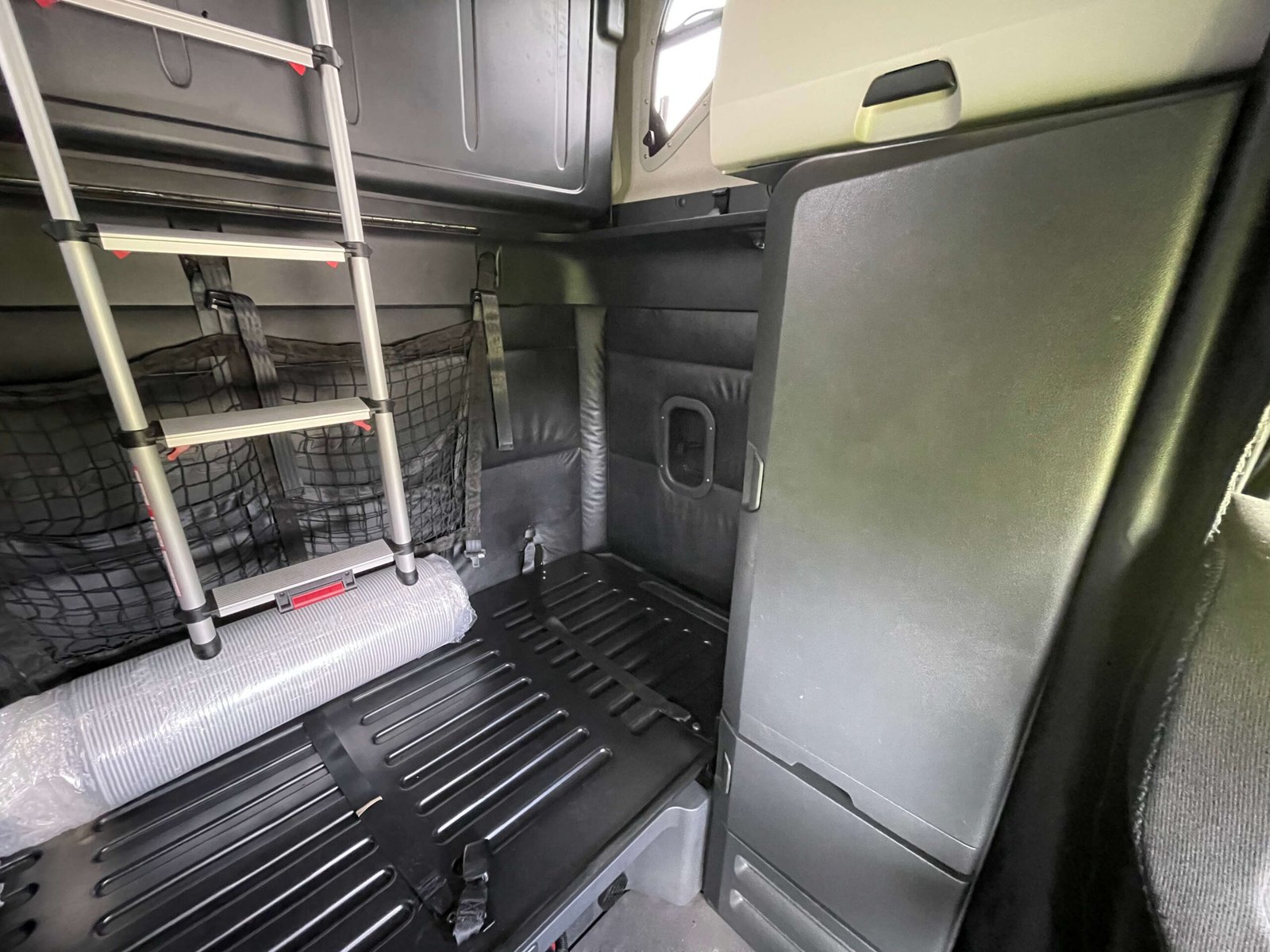 
								2023 Freightliner Cascadia full									