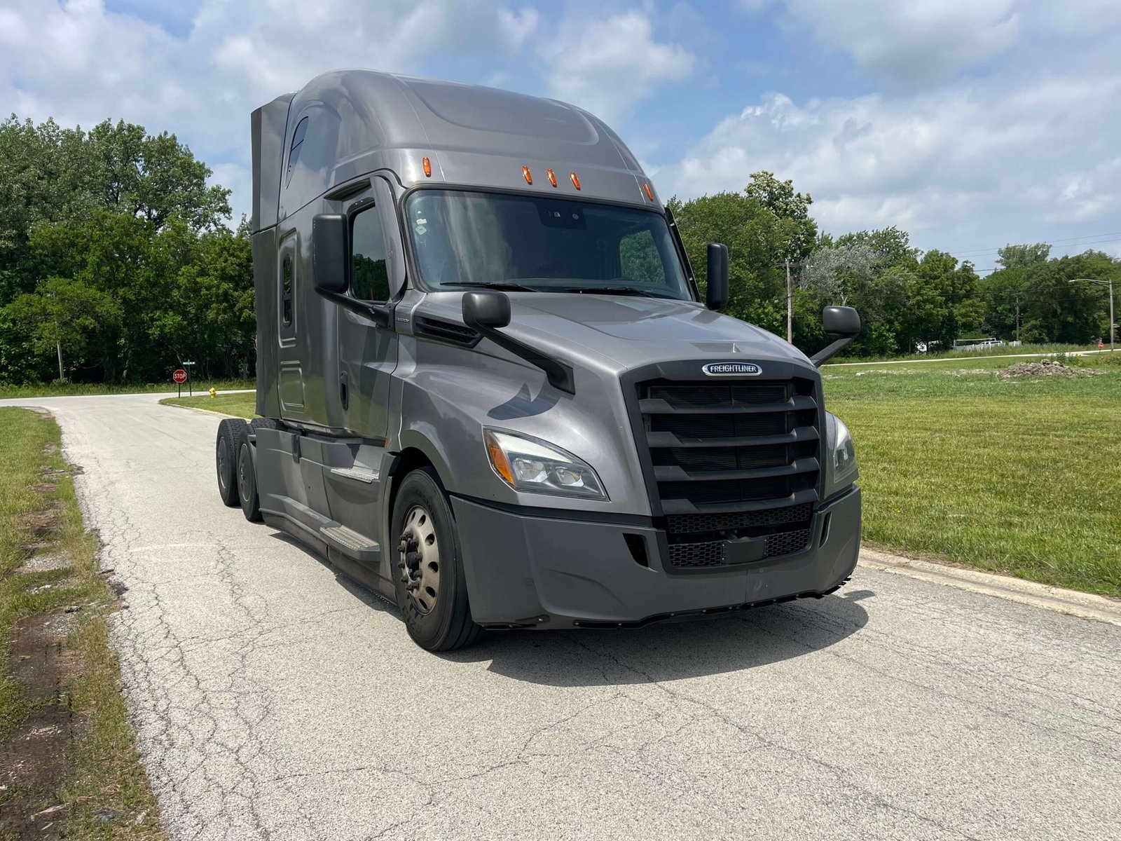 
								2022 Freightliner Cascadia full									