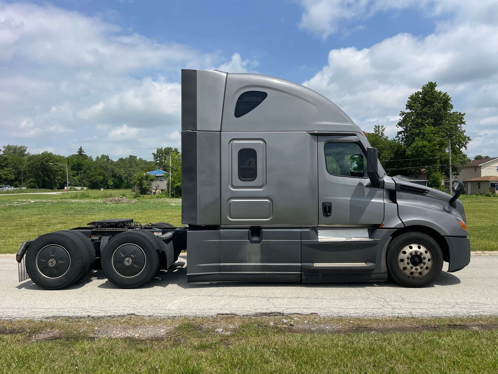 
								2022 Freightliner Cascadia full									