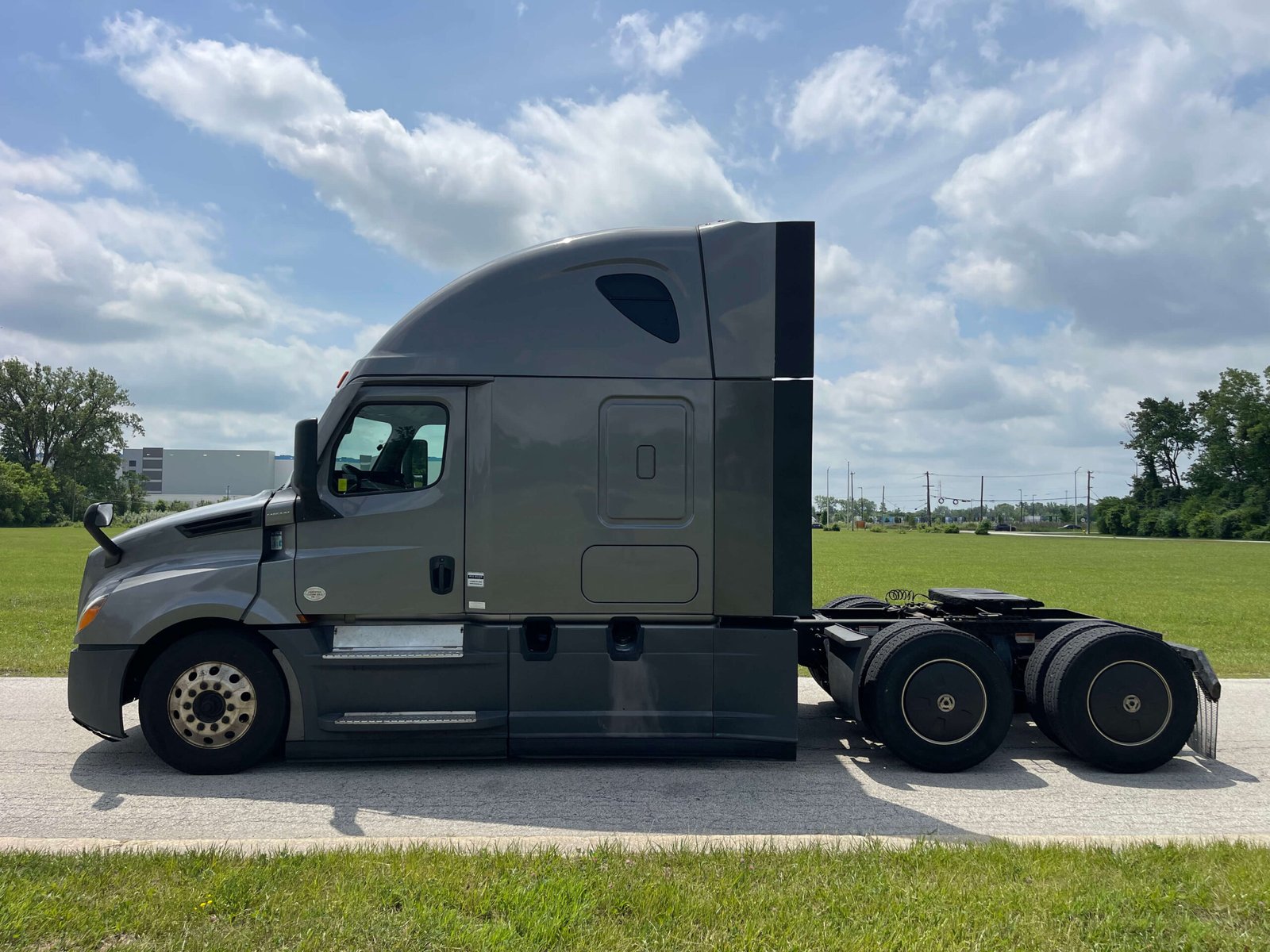 
								2022 Freightliner Cascadia full									