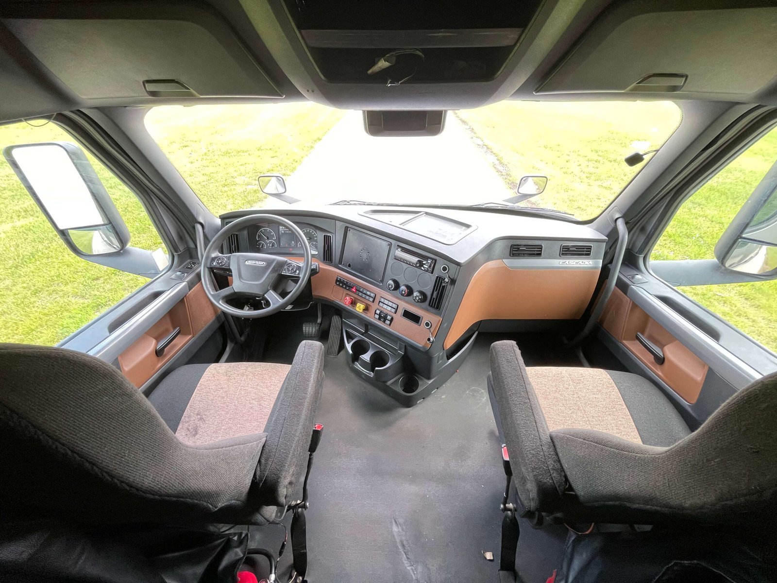 
								2022 Freightliner Cascadia full									