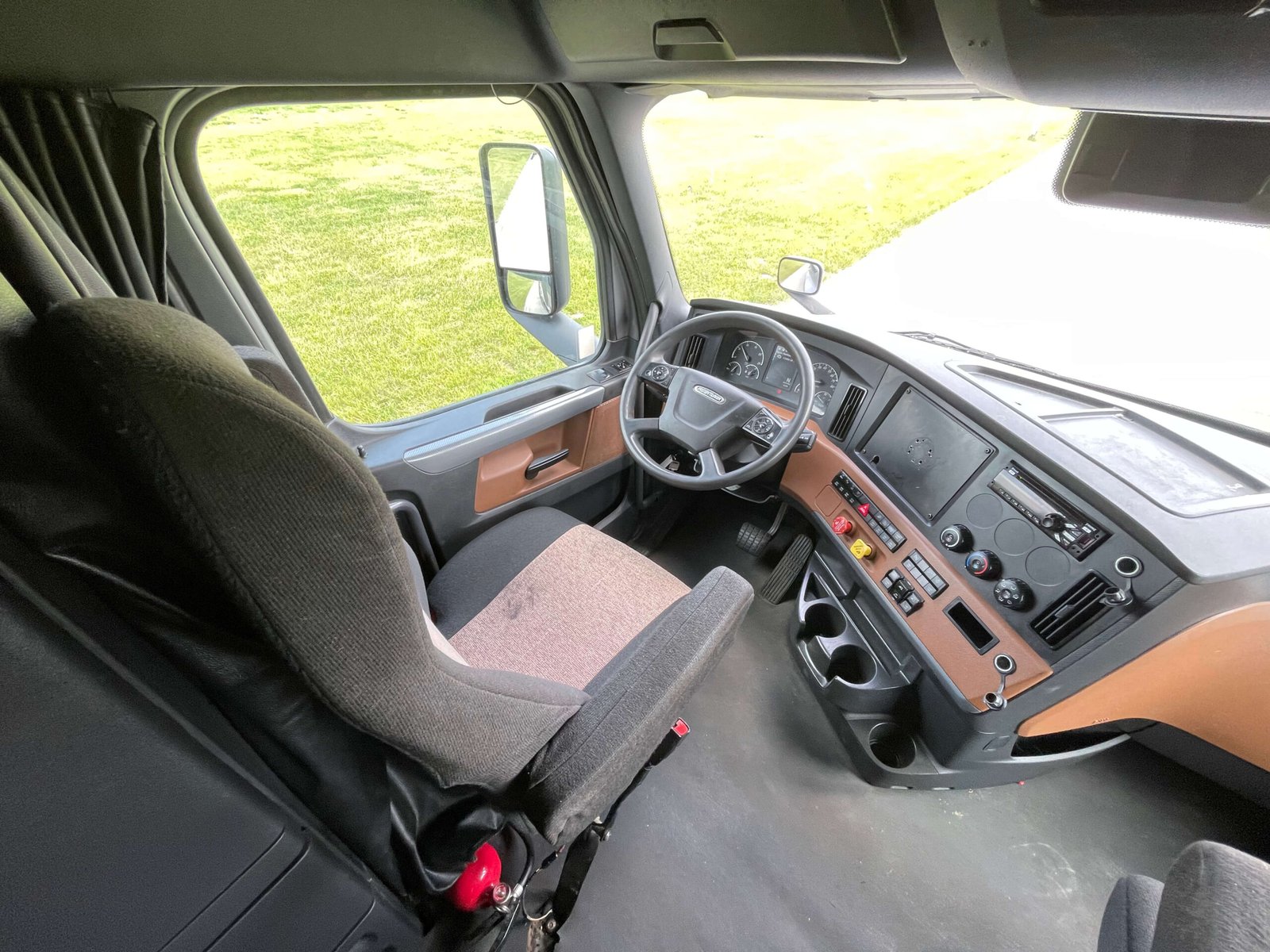 
								2022 Freightliner Cascadia full									