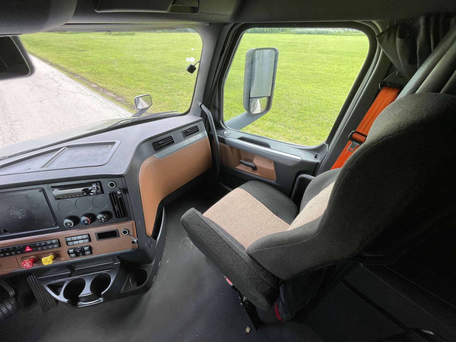 
								2022 Freightliner Cascadia full									