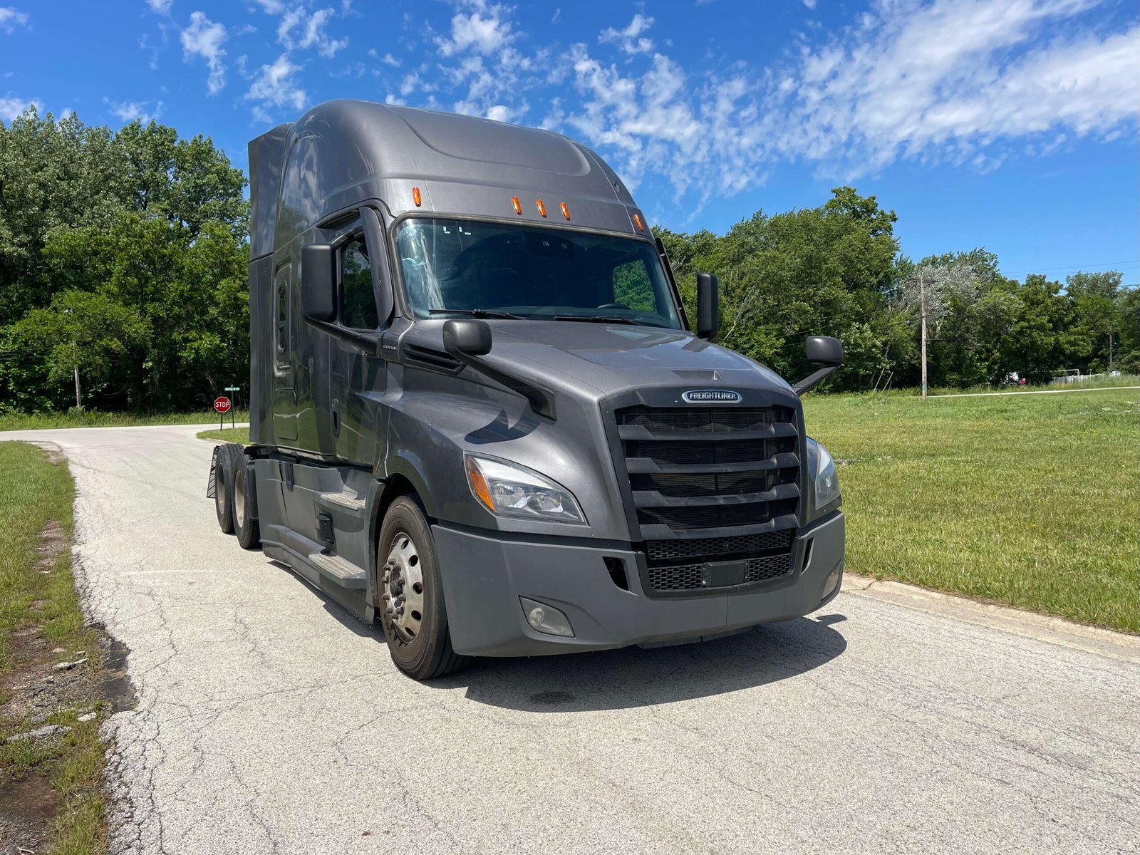 
								2022 Freightliner Cascadia full									