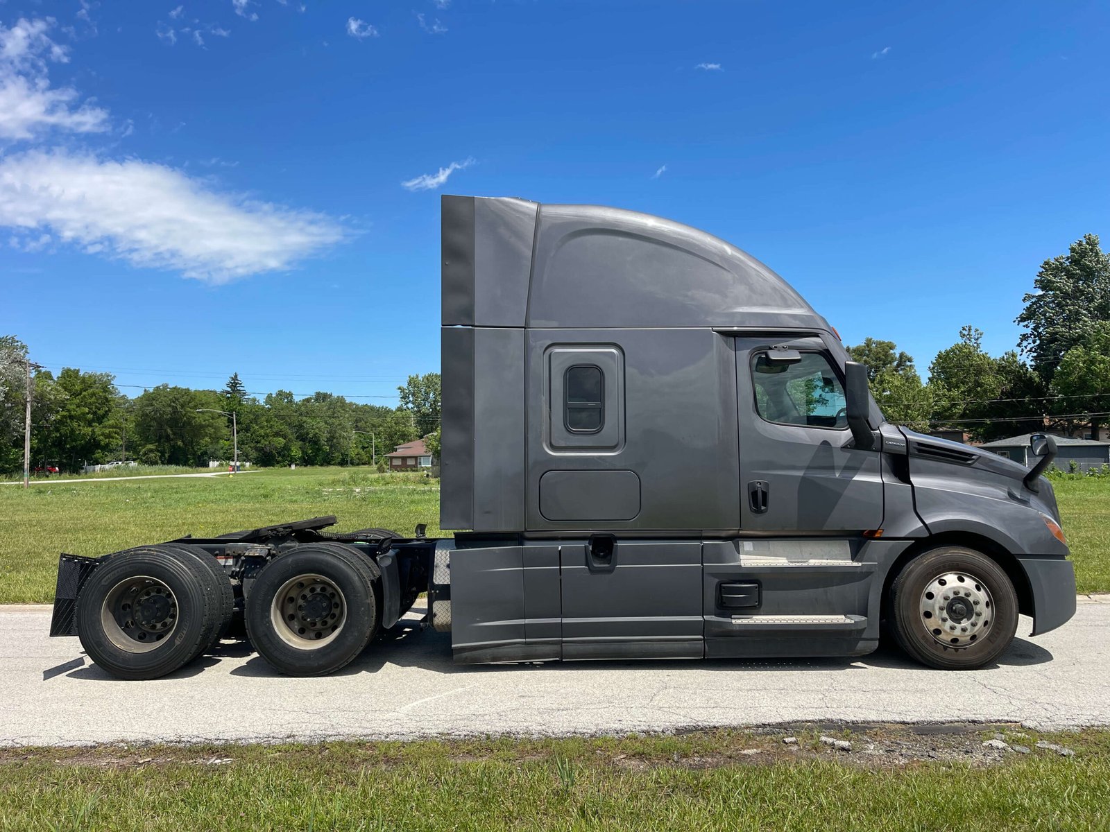 
								2022 Freightliner Cascadia full									
